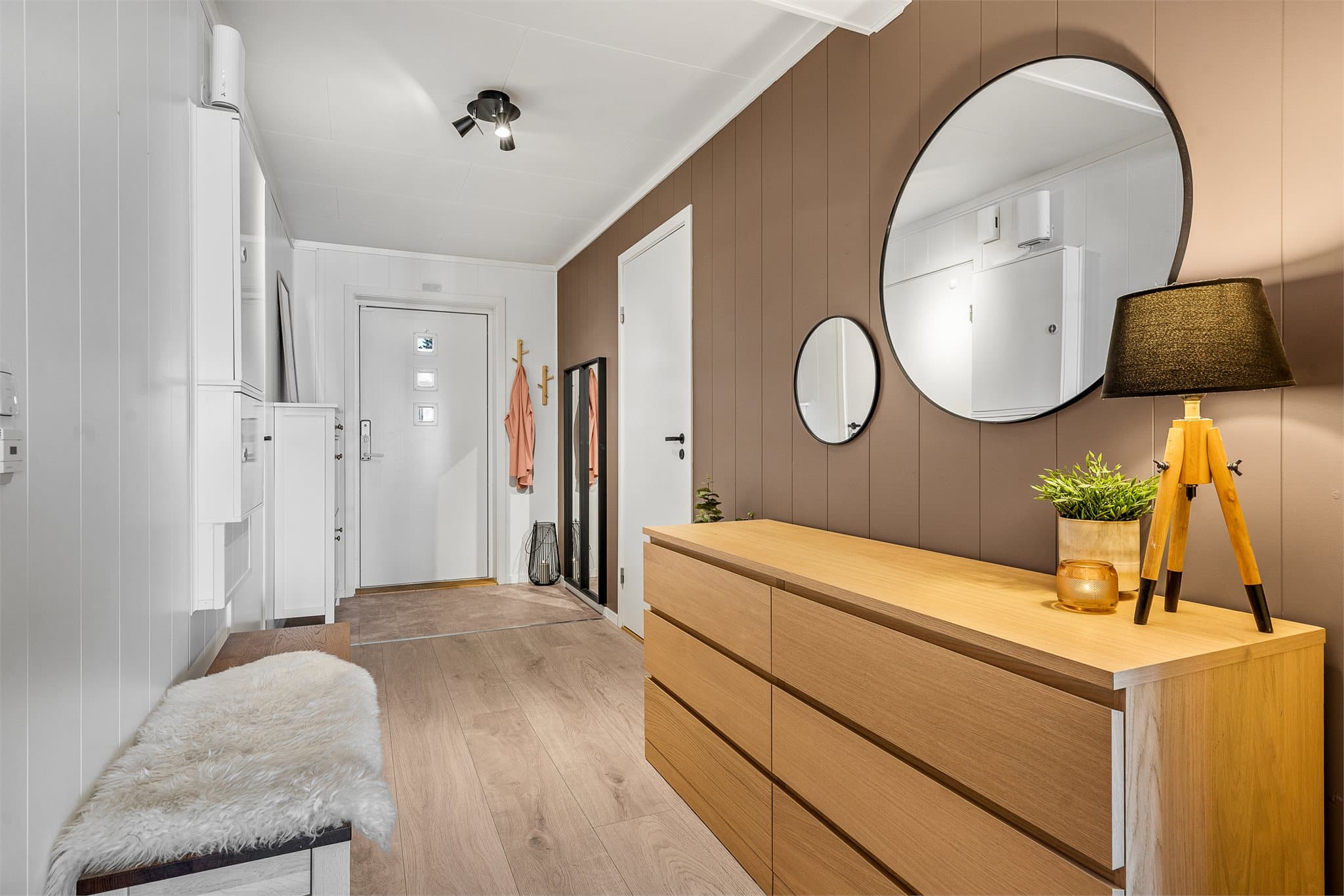 Vel inne har man en romslig entré/gang med god plass til oppbevaringsmøblement.