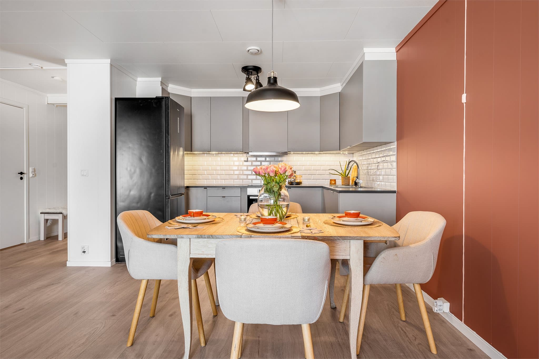 Kjøkkenet er i åpen løsning med stue og gir plass til spisegruppe.