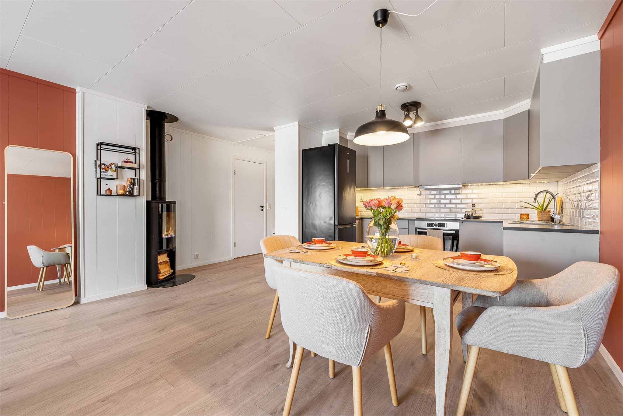 Leiligheten var ferdigstilt i 2017 og holder en god standard med laminat på gulv og malte veggflater.