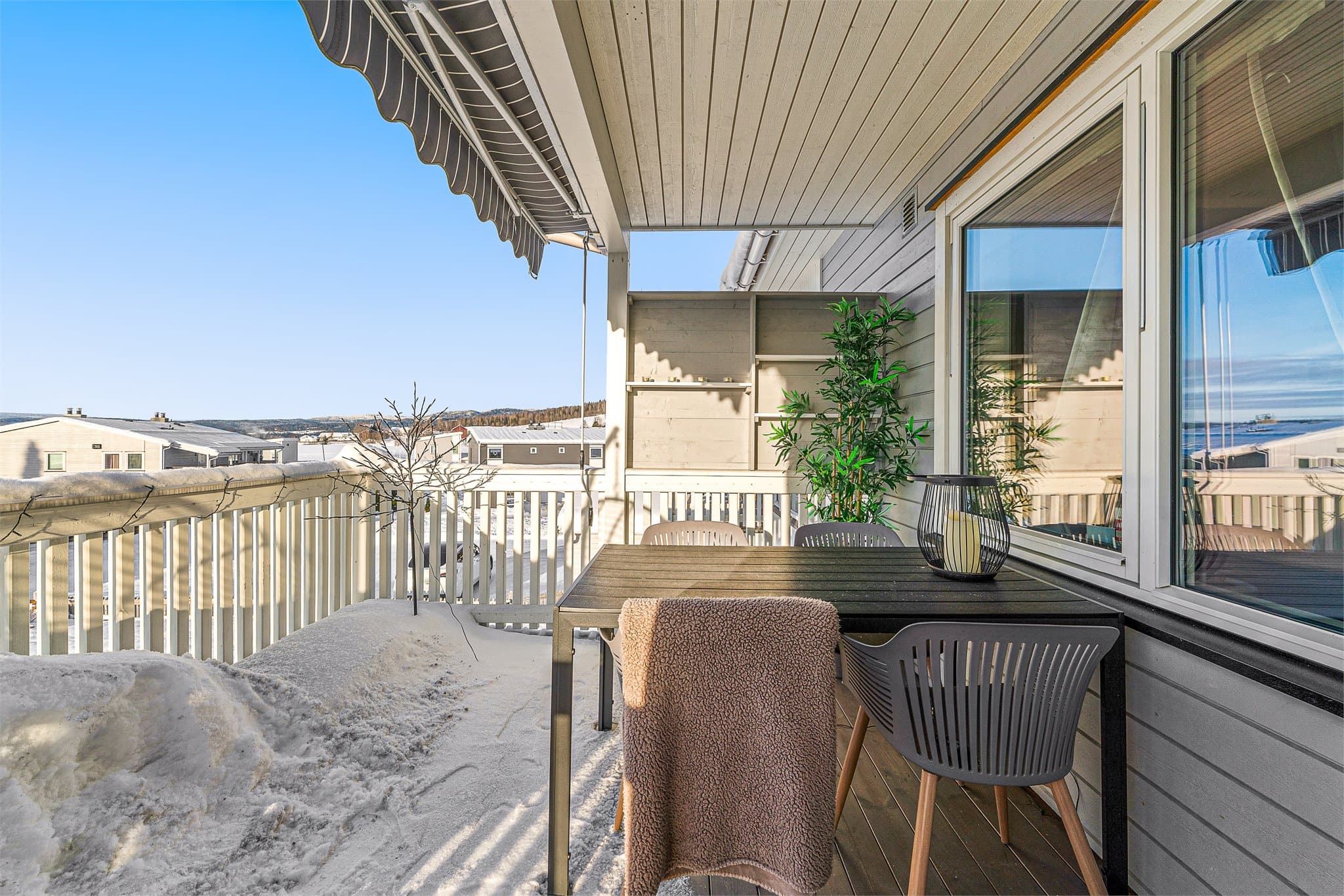 Det er montert markise for solfylte dager.