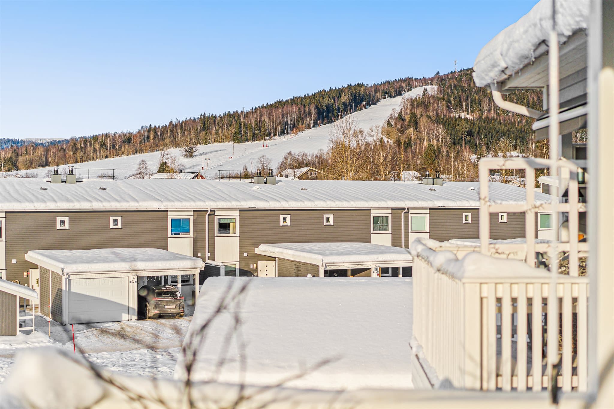 Fra balkongen har man fint utsyn til bl.a. Åslia skisenter.