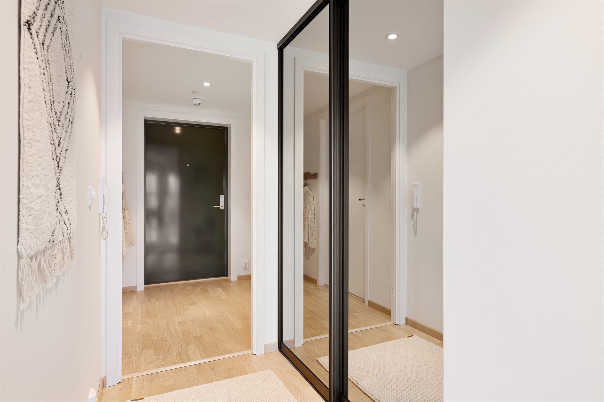 Like ved entréen finner du en praktisk, integrert skyvedørsgarderobe som gir god og lett tilgjengelig oppbevaringsplass.
