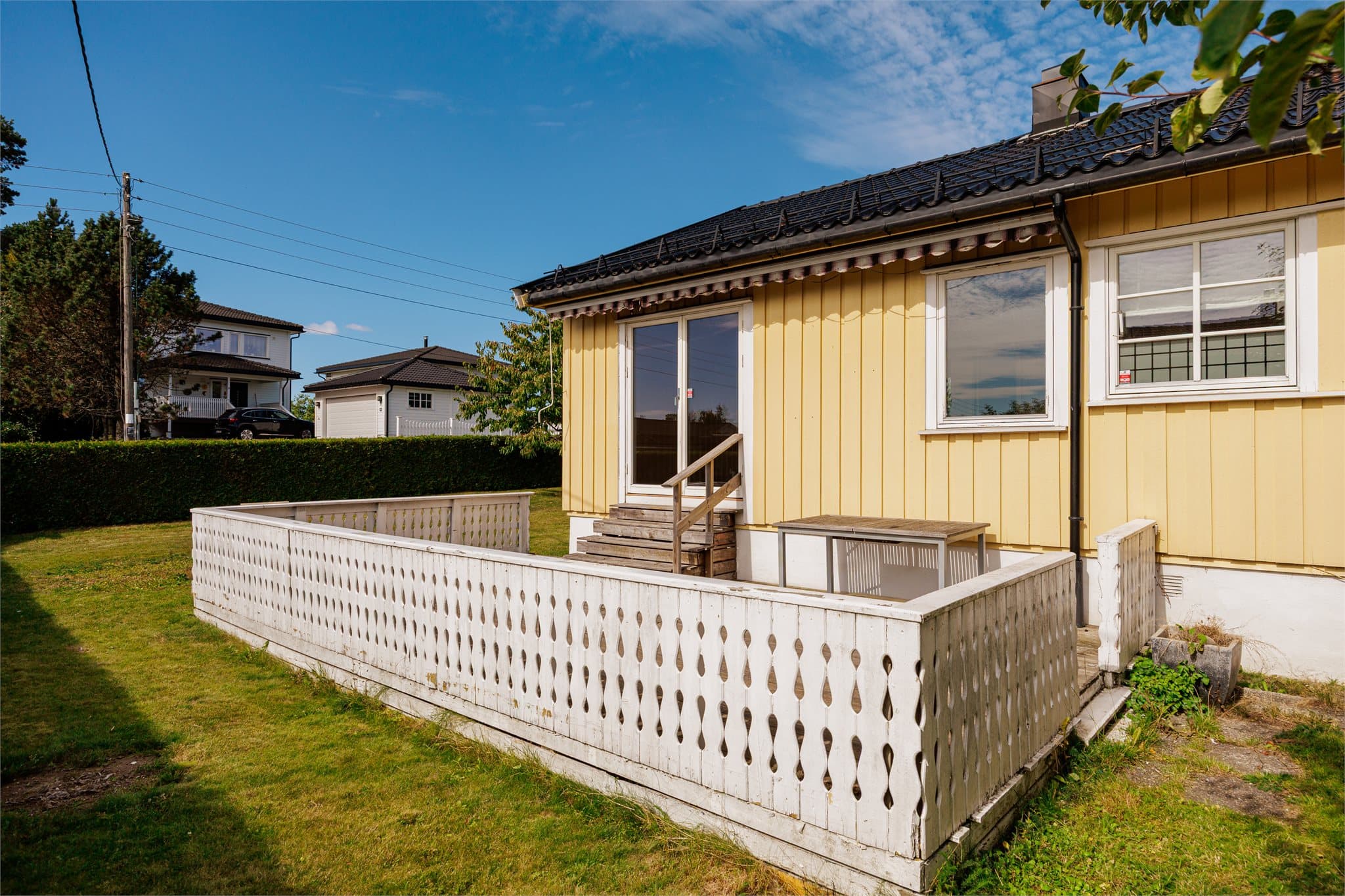 Terrassen ligger fint til og byr på gode solforhold og en lun uteplass.