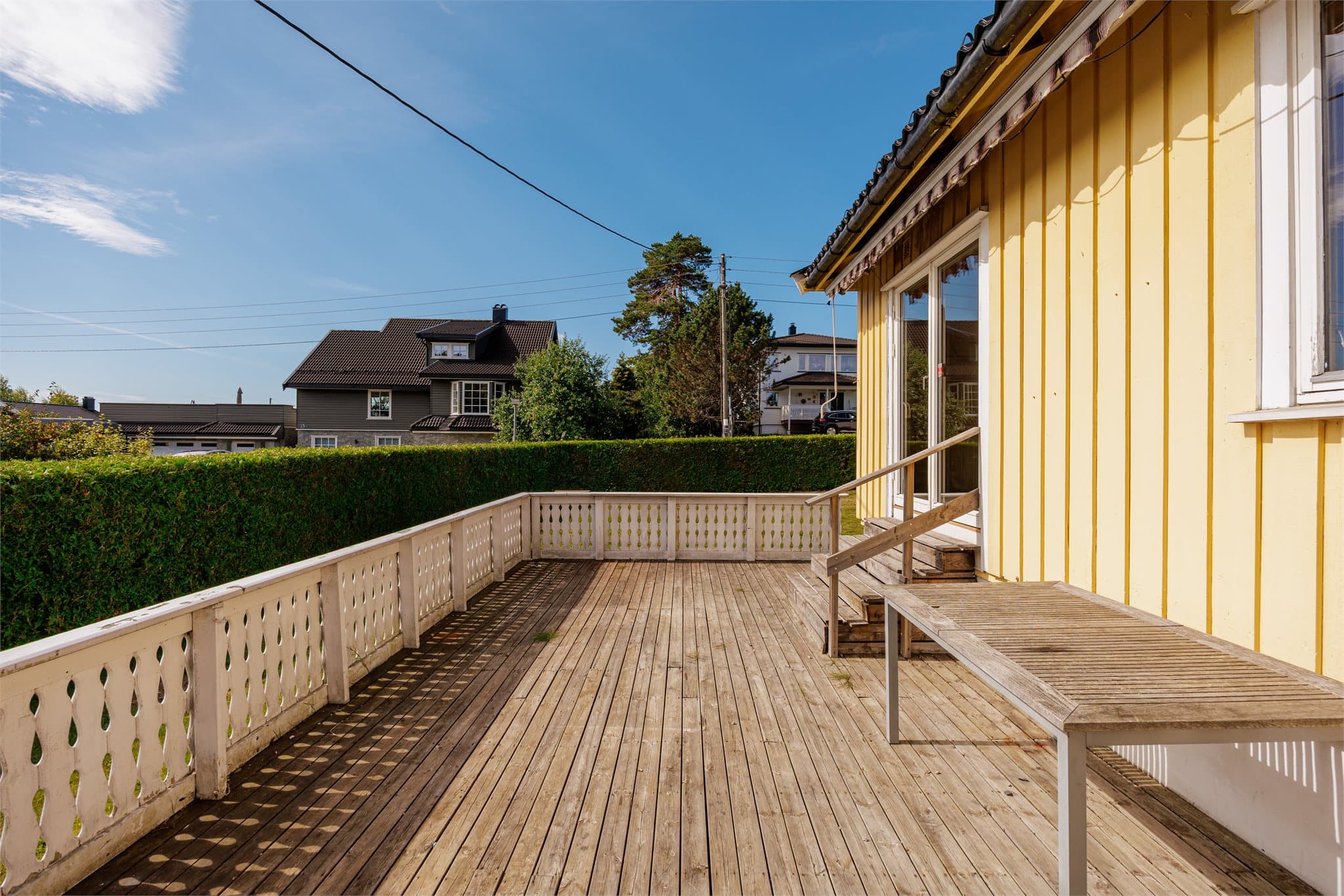 Solrik og hyggelig terrasse på ca. 27 kvm med god plass til utemøbler og grill.