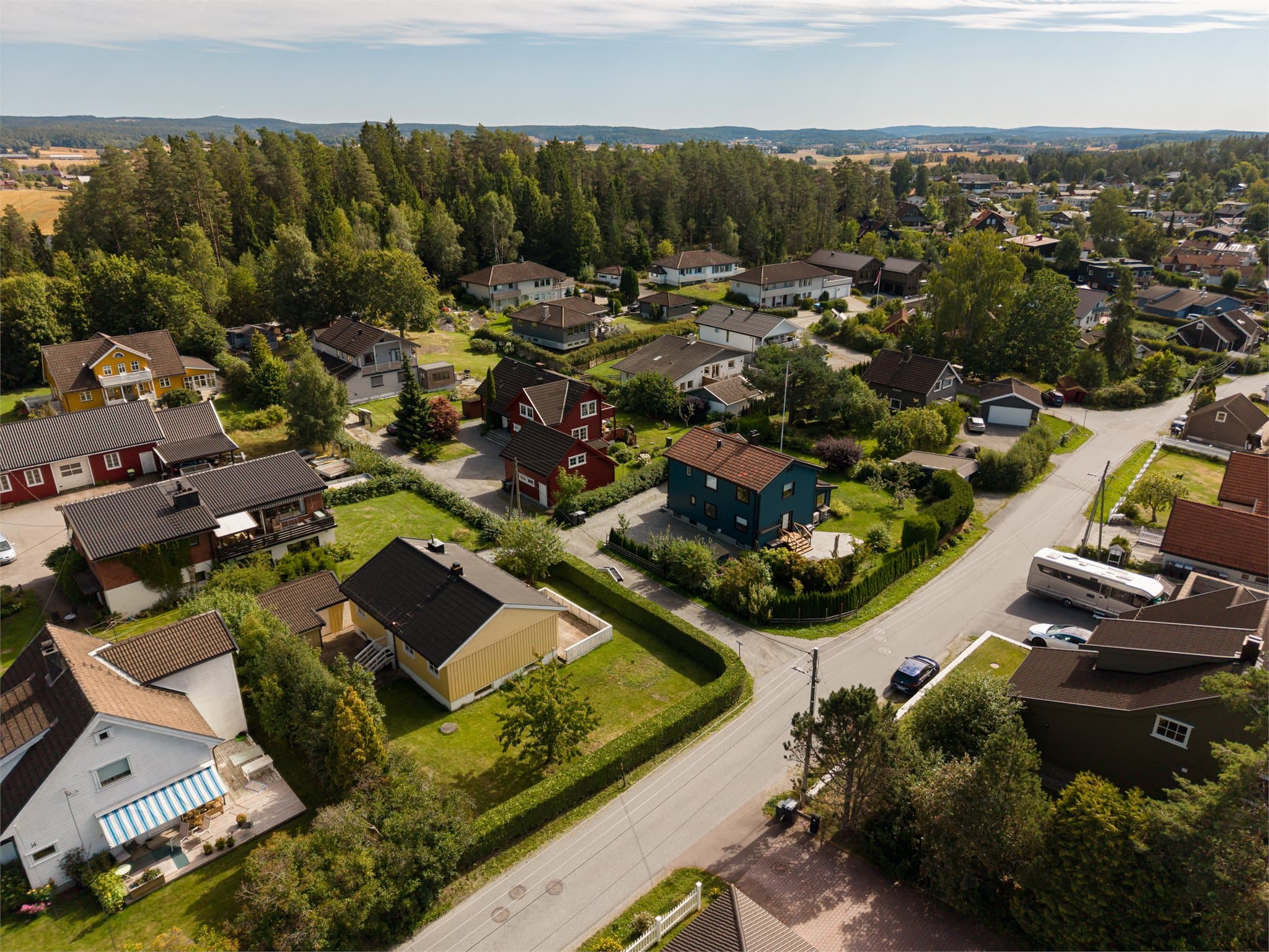 Boligen ligger i et veletablert villaområde med stor hage og flotte solrike uteplasser.