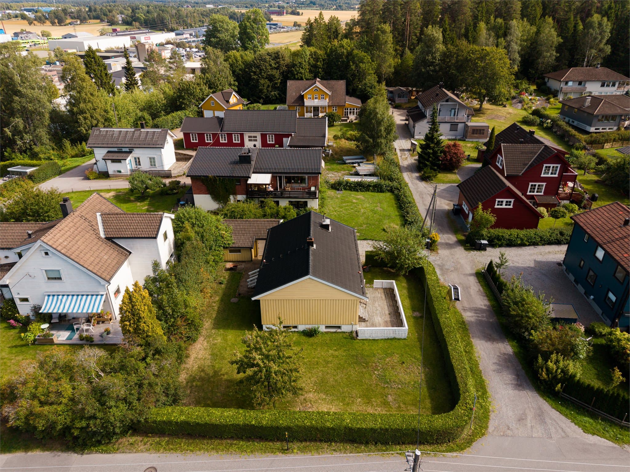 Solrik hjørnetomt med en attraktiv og sentrumsnær beliggenhet.