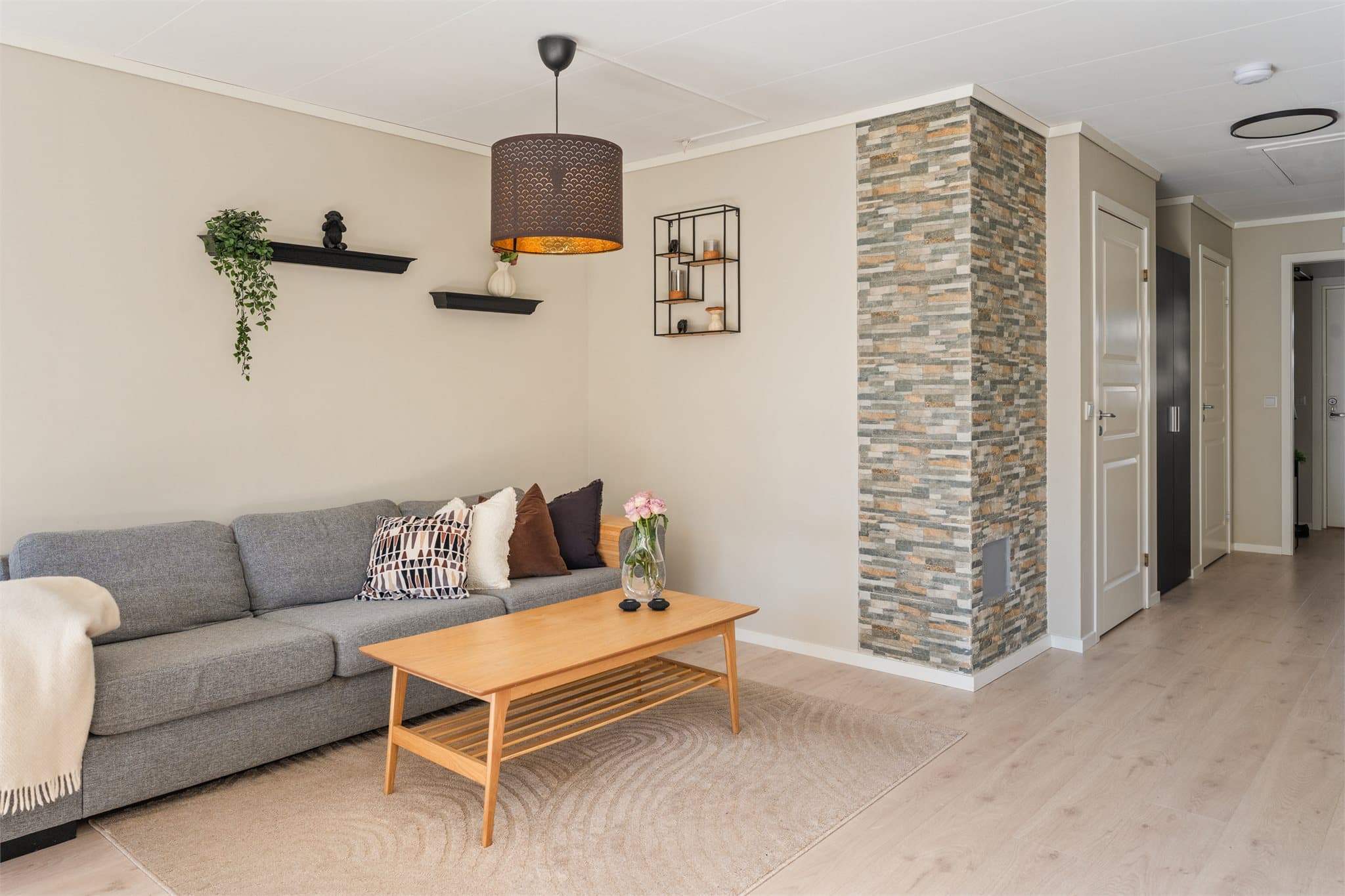 - Gjennomgående lik laminat på alle gulv, gir et nydelig helhetsinntrykk og en rød tråd gjennom leiligheten -