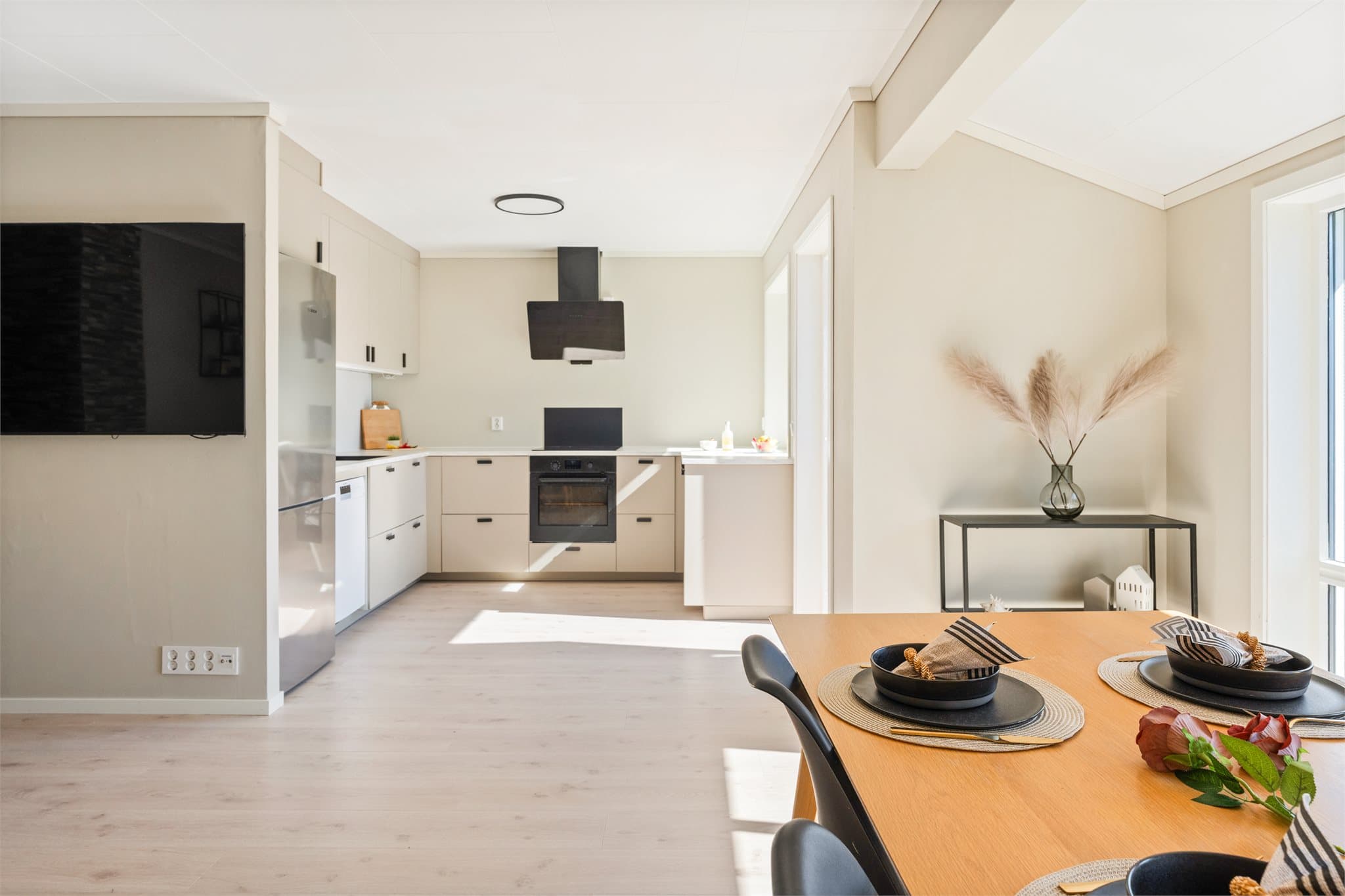 - Den åpne stue- og kjøkkenløsningen måler 28,4 m² -