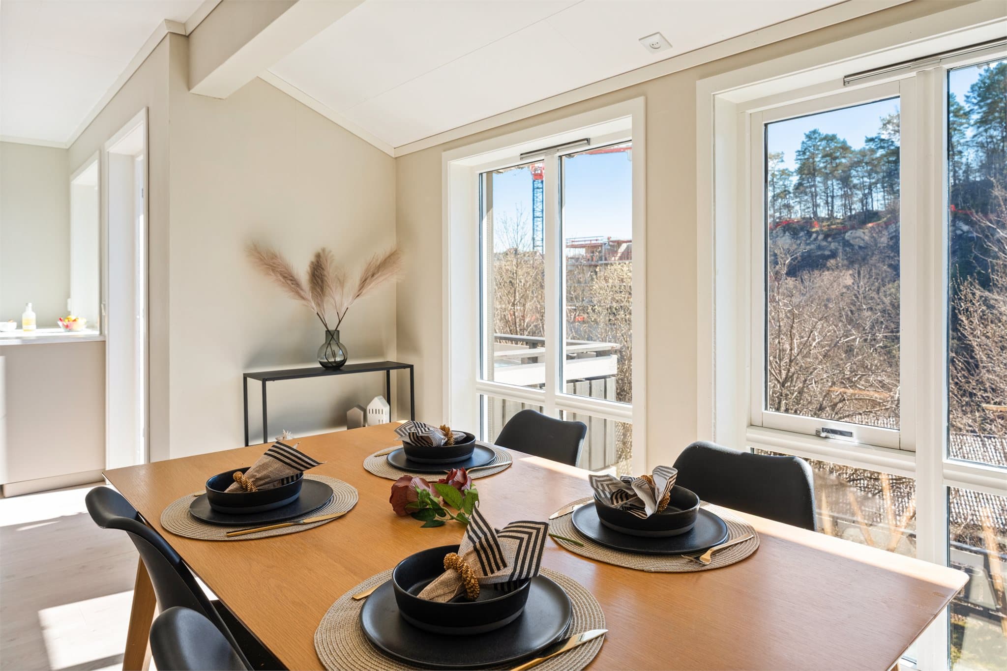 - Leiligheten har et BRA-i på 71 m² og inneholder entré, gang, 2 soverom, bad, bod og stue/kjøkken -