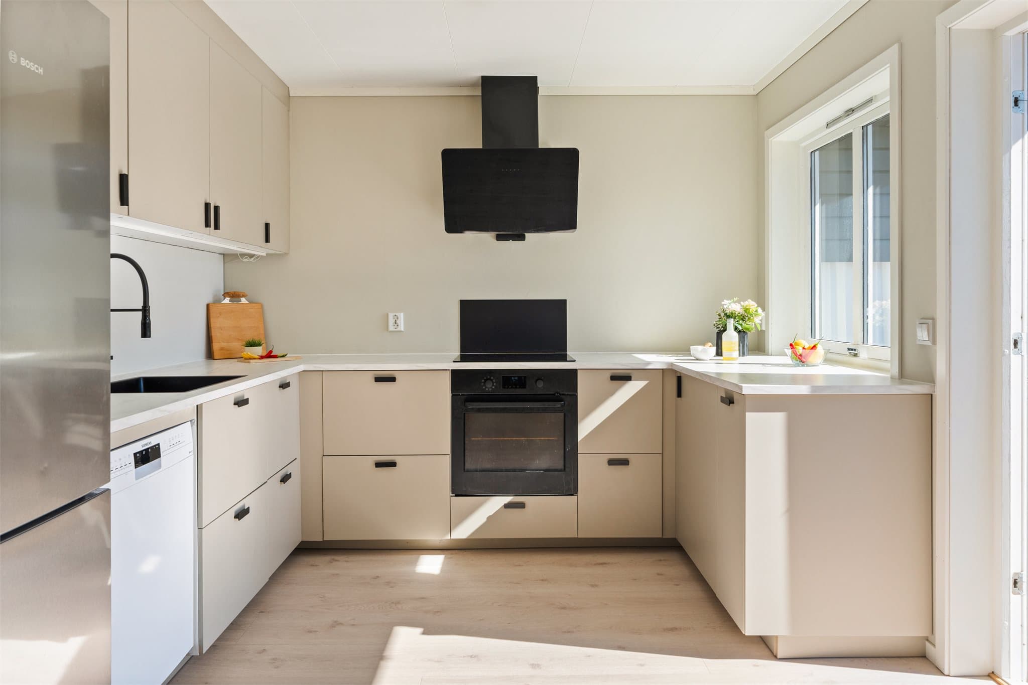 - Ny eier får gleden av integrert induksjonsplatetopp, stekeovn, samt frittstående oppvaskmaskin og kjøleskap som medfølger handelen kostnadsfritt -