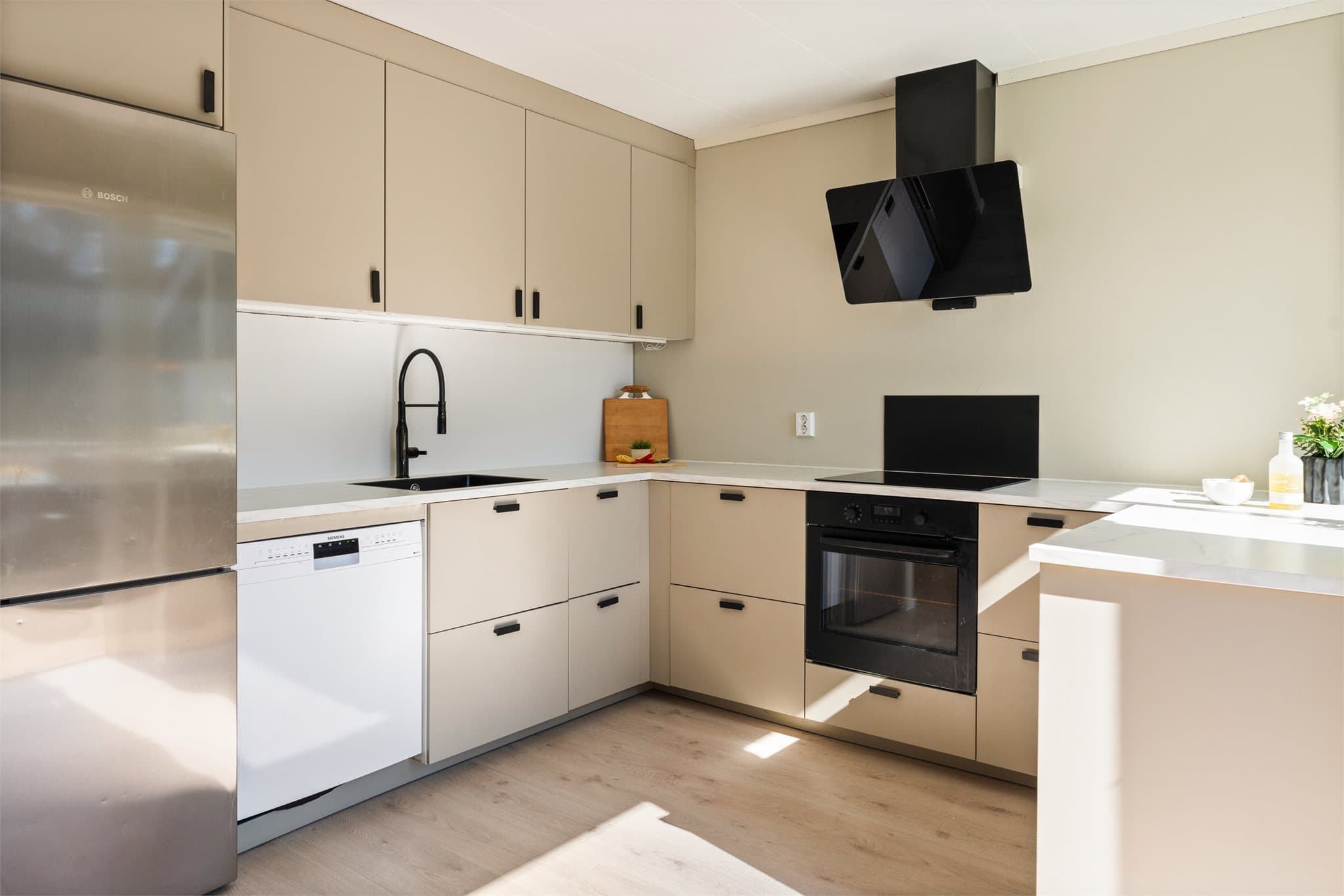 - Lekkert IKEA kjøkken med slette fronter og benkeplate i laminat -