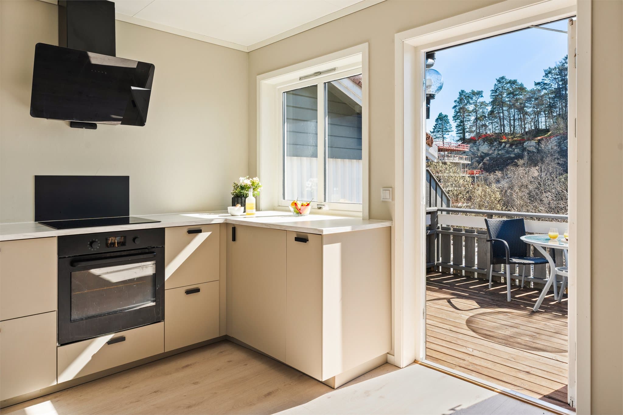 - Merk gjennomgående sorte detaljer som vask, blandebatteri, ventilator og håndtak -