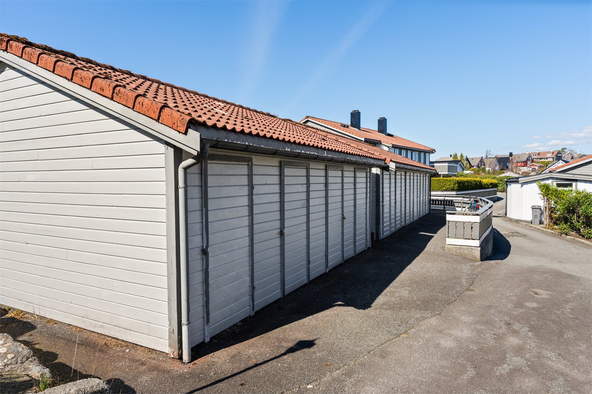 - Godt med lagringsplass i utvendig bod som måler 4,7 m² -