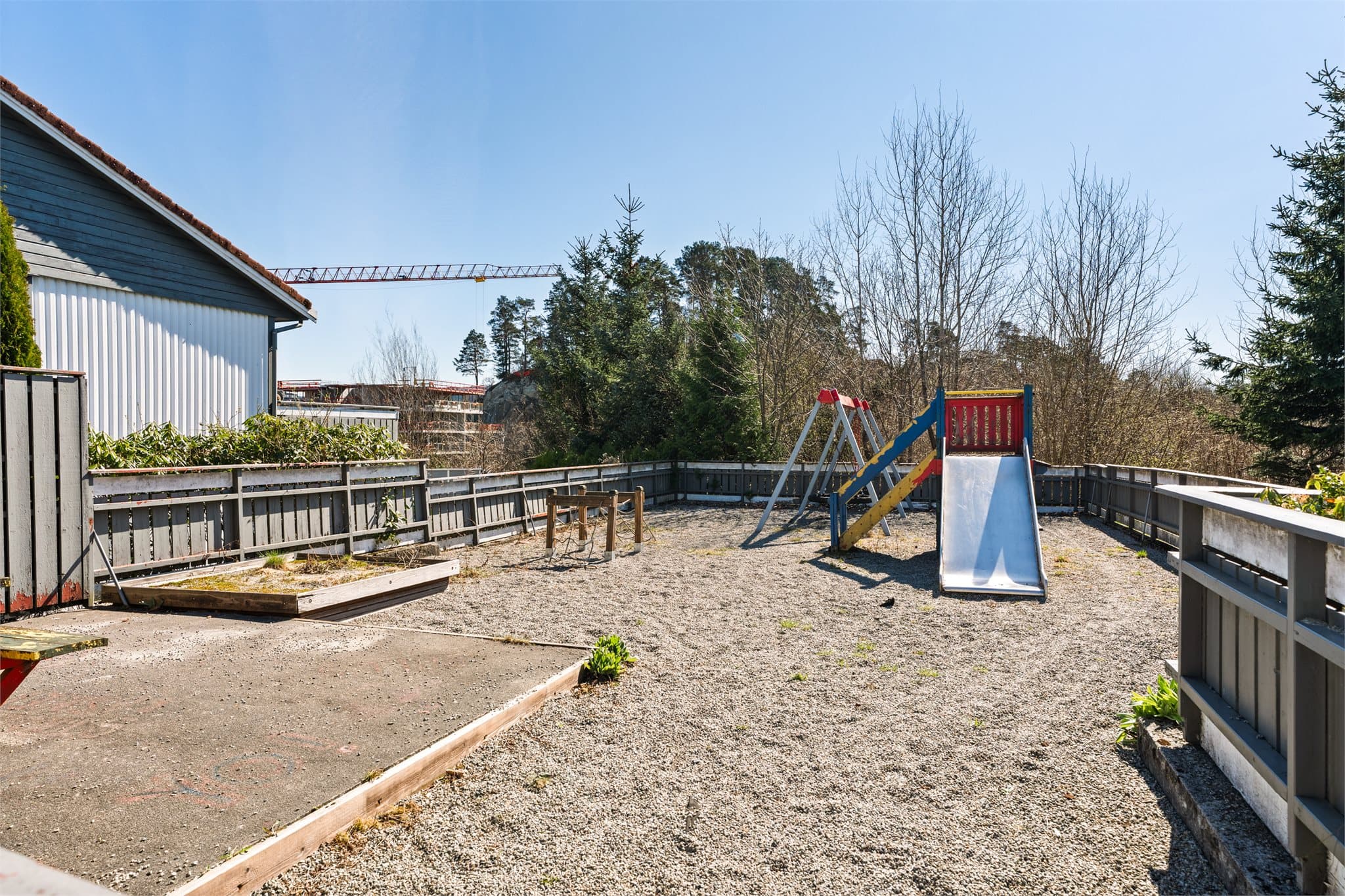 - Svært barnevennlig område med lekeplass like ved -