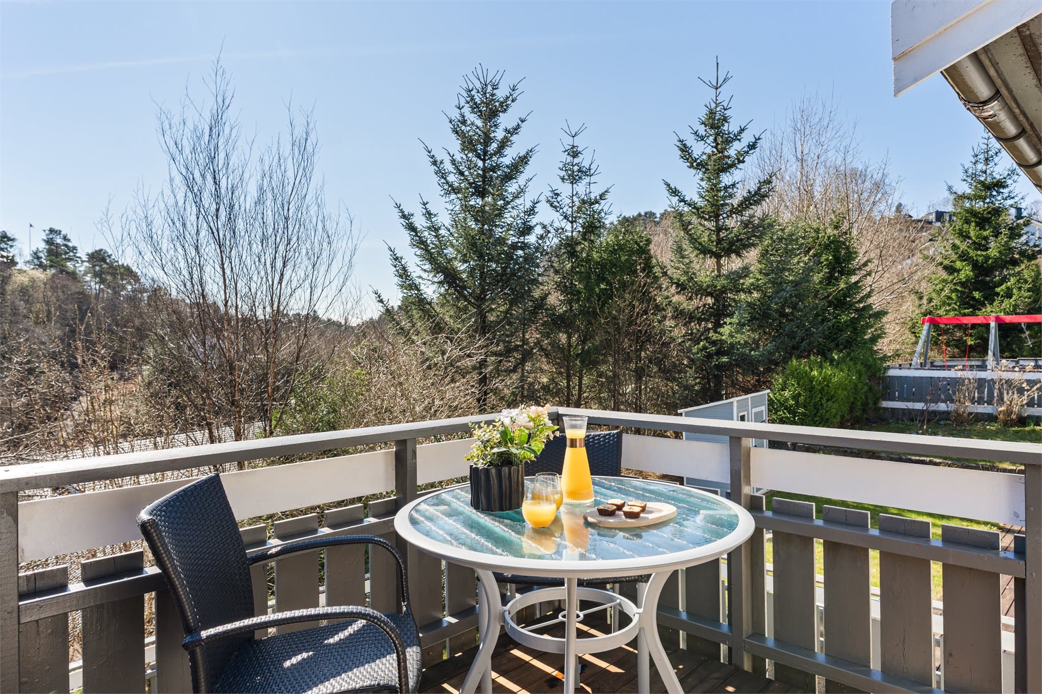 - Altanen måler 9 m² og har naturskjønn utsikt -