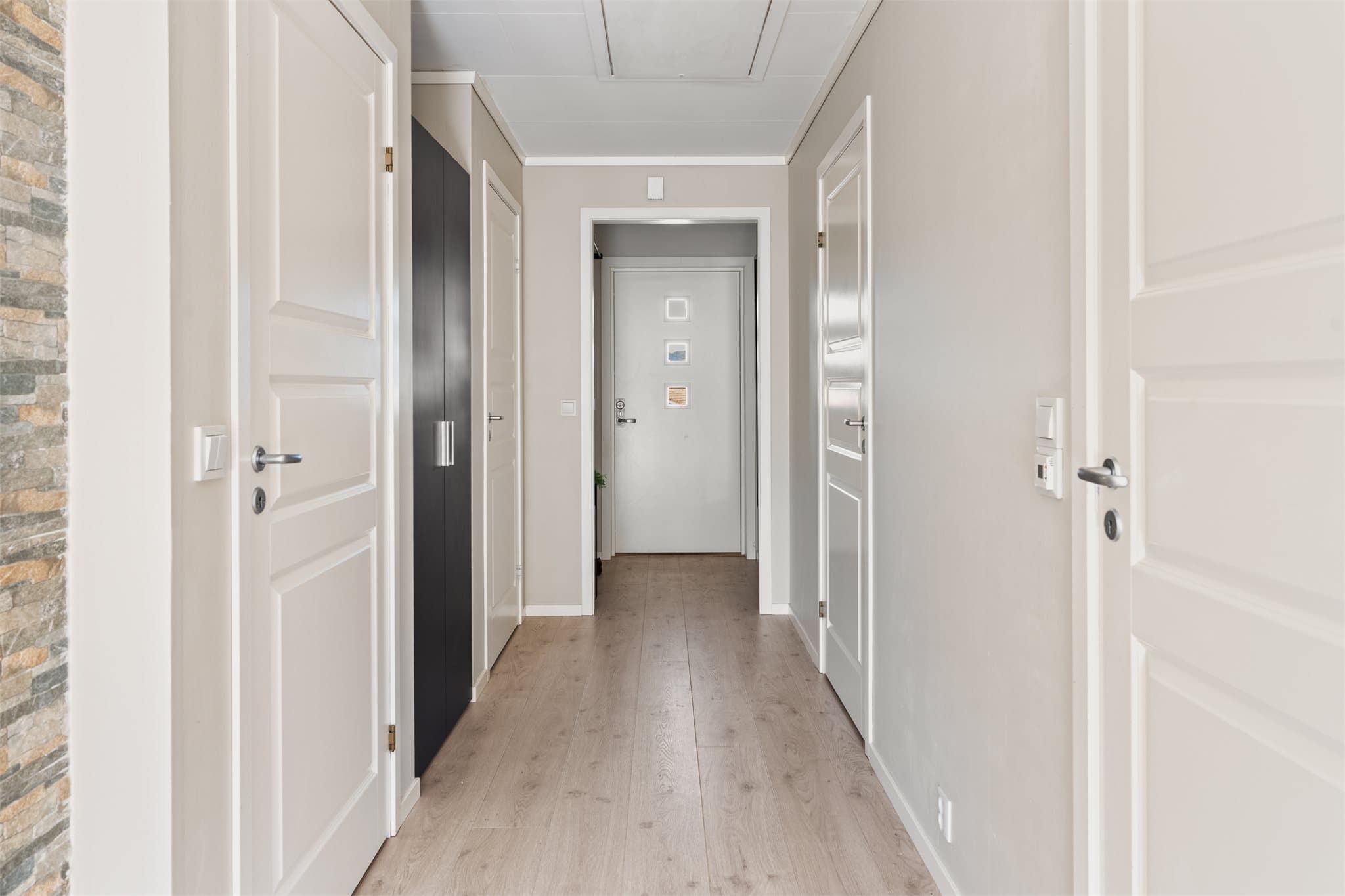 - Svært praktisk utnyttelse av nisje med garderobeløsning for oppbevaring av f.eks yttertøy -