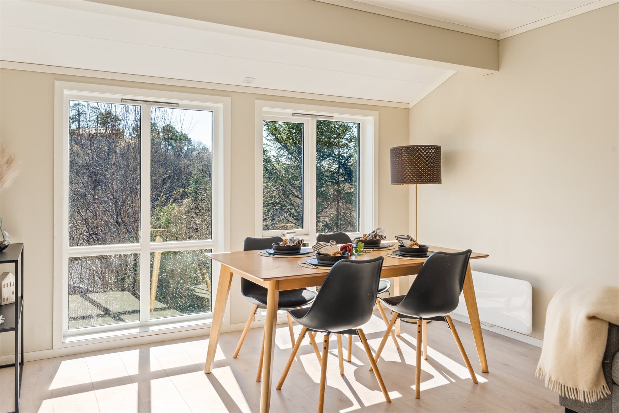 - Lys og innbydende 3-roms med to uteplasser, fast parkeringsplass med elbil-lader og attraktiv beliggenhet i et etablert boligområde -