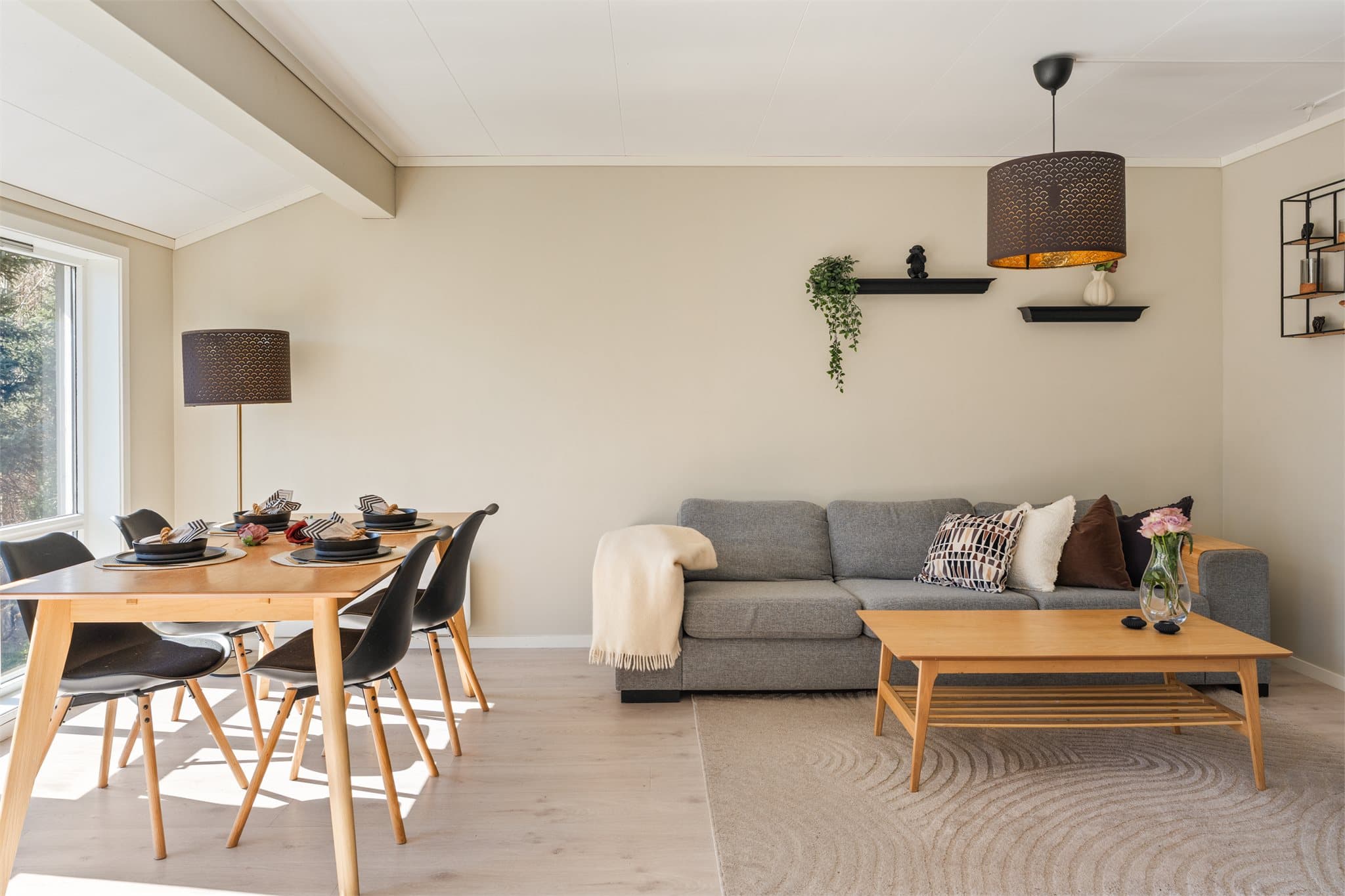 - Utformingen av oppholdsrommet gjør det lett å møblere med sofagruppe og spisebord i hver sin naturlige sone -