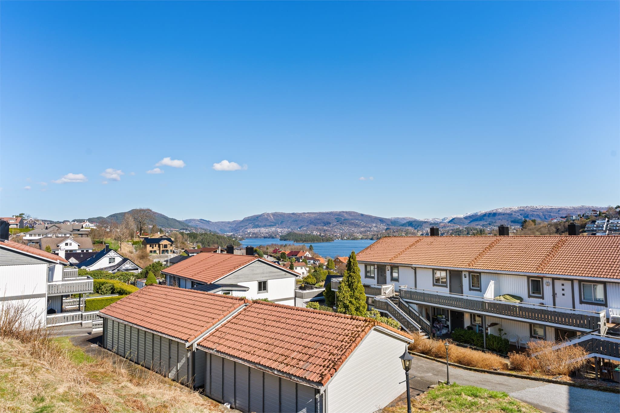 - Kollektivtilbudet i området er også veldig bra med 5 min gange til nærmeste busstopp og 20 min til bybanestopp -