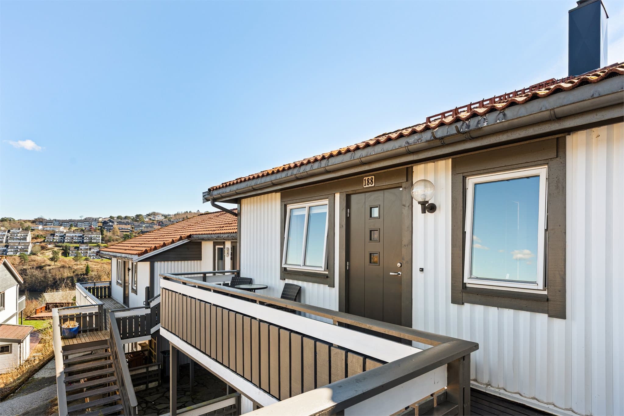 - Pent terrasselagt inngangsparti -