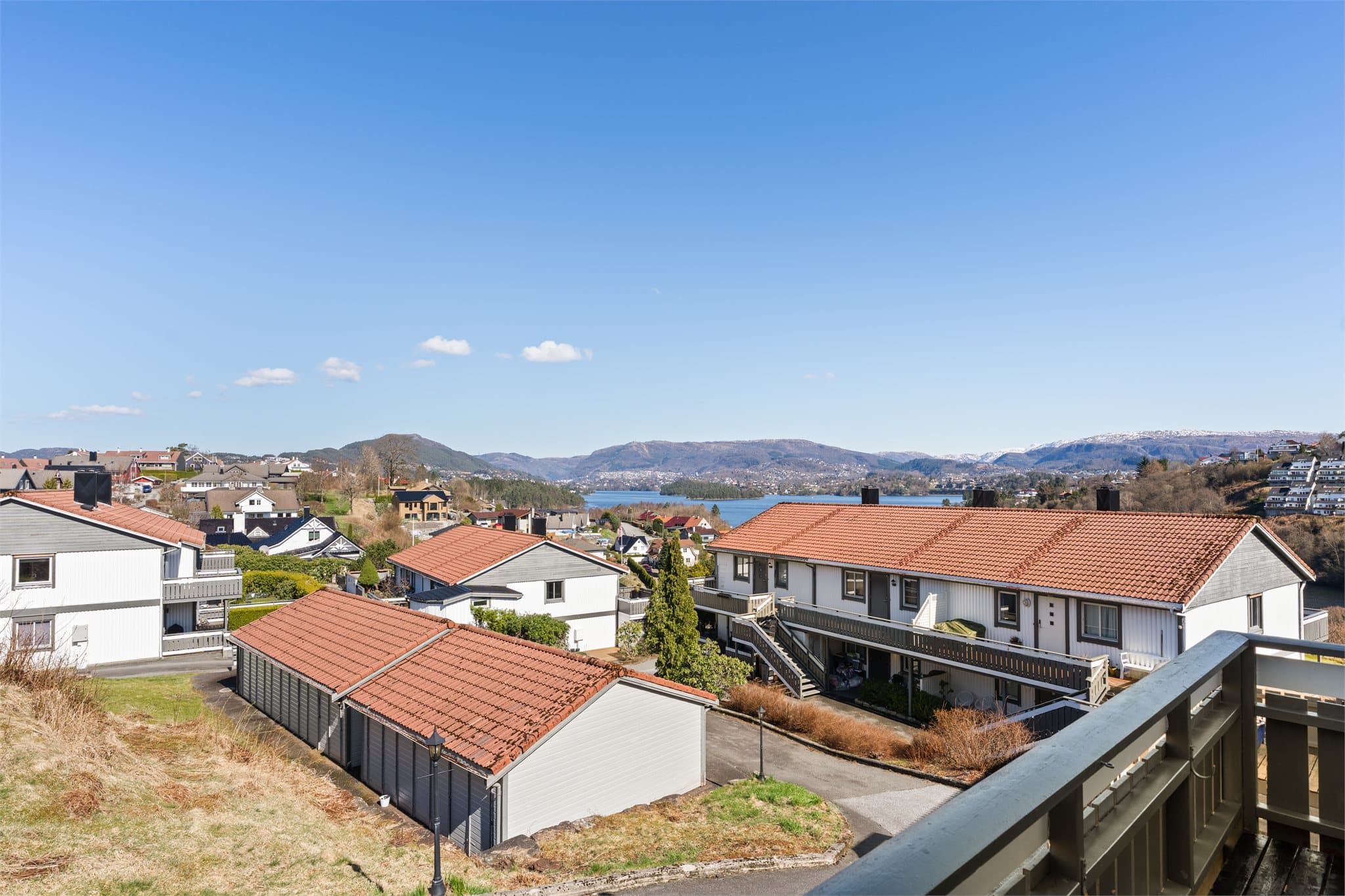 - Uteplass på to av boligens sider gir mulighet til å følge solen gjennom dagen og skape flere hyggelige uterom -