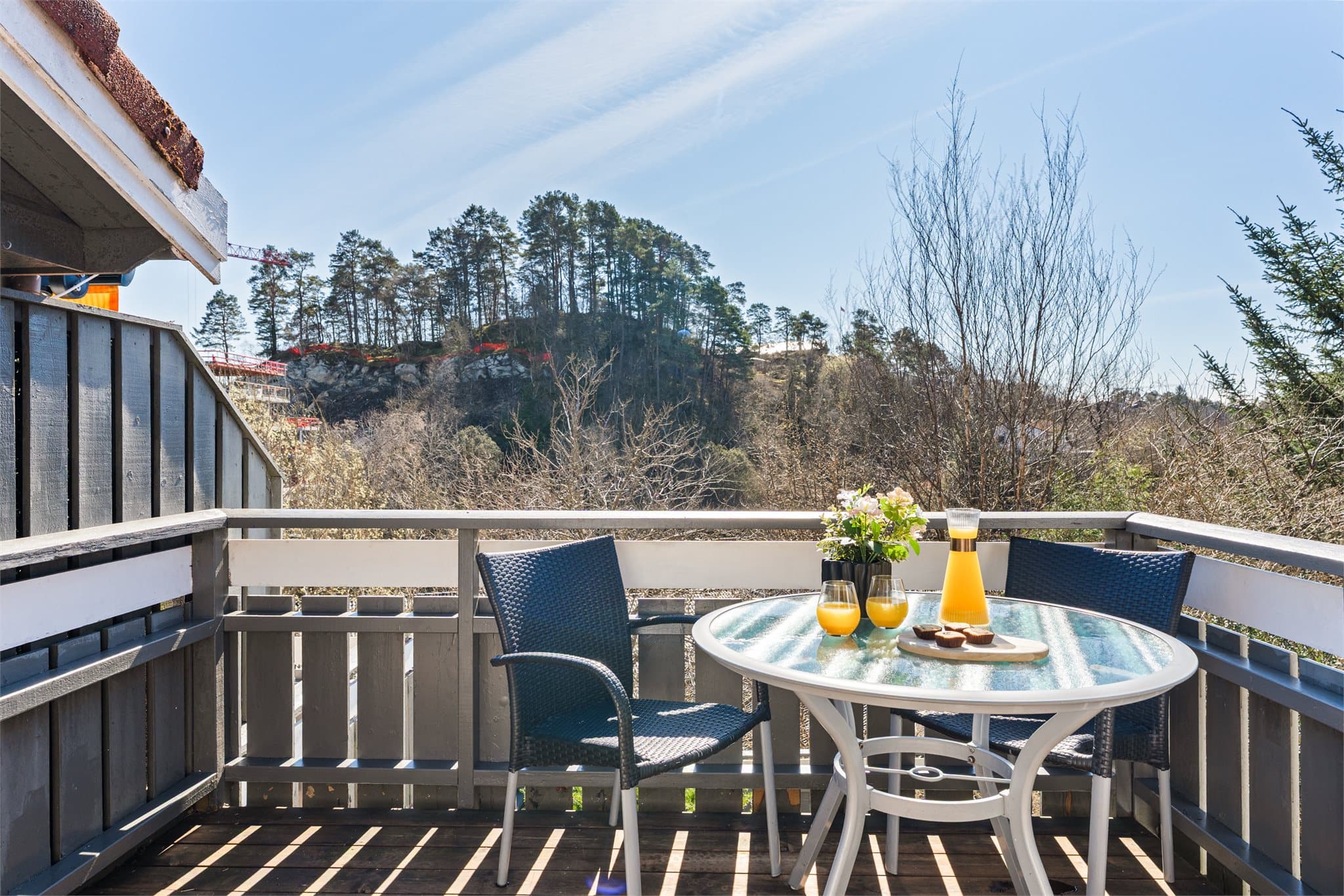 - Fra stue/kjøkken har man direkte tilkomst til leilighetens solrike altan -