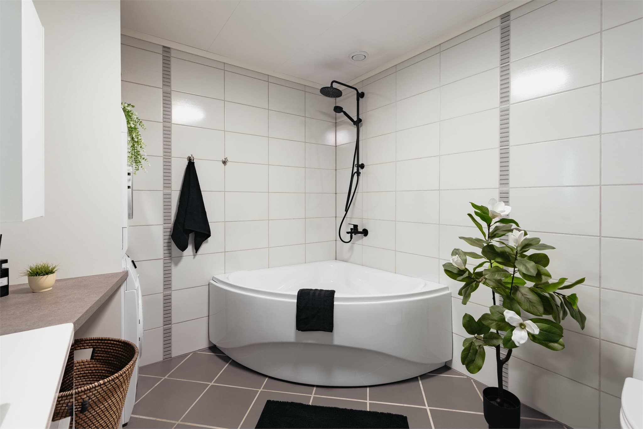 - Badet er innredet med heldekkende servant, toalett, badekar og opplegg for vaskemaskin -