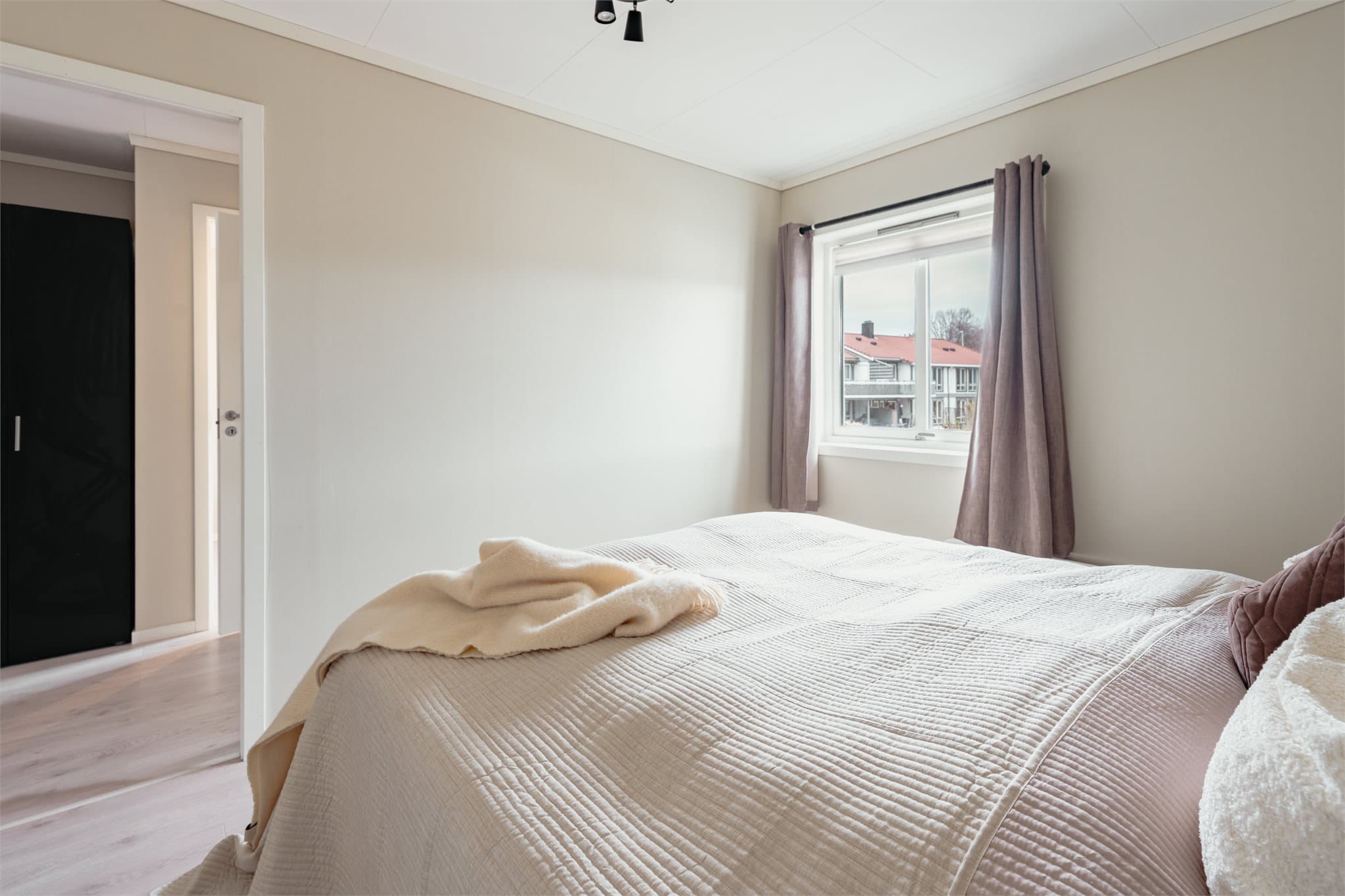 - Her har man godt med plass til dobbeltseng i ønsket størrelse og tilhørende møblement -