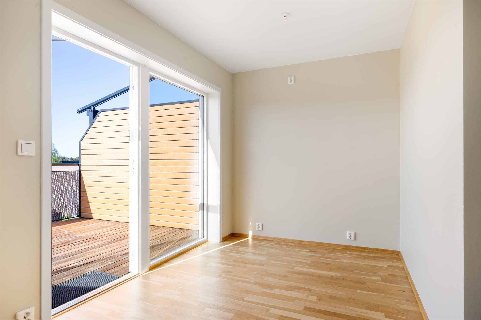 Den lune kroken ved terrassedøren egner seg perfekt som spisestue, med god plass til spisebord og en hyggelig plassering tett på den solrike og usjenerte uteplassen.
