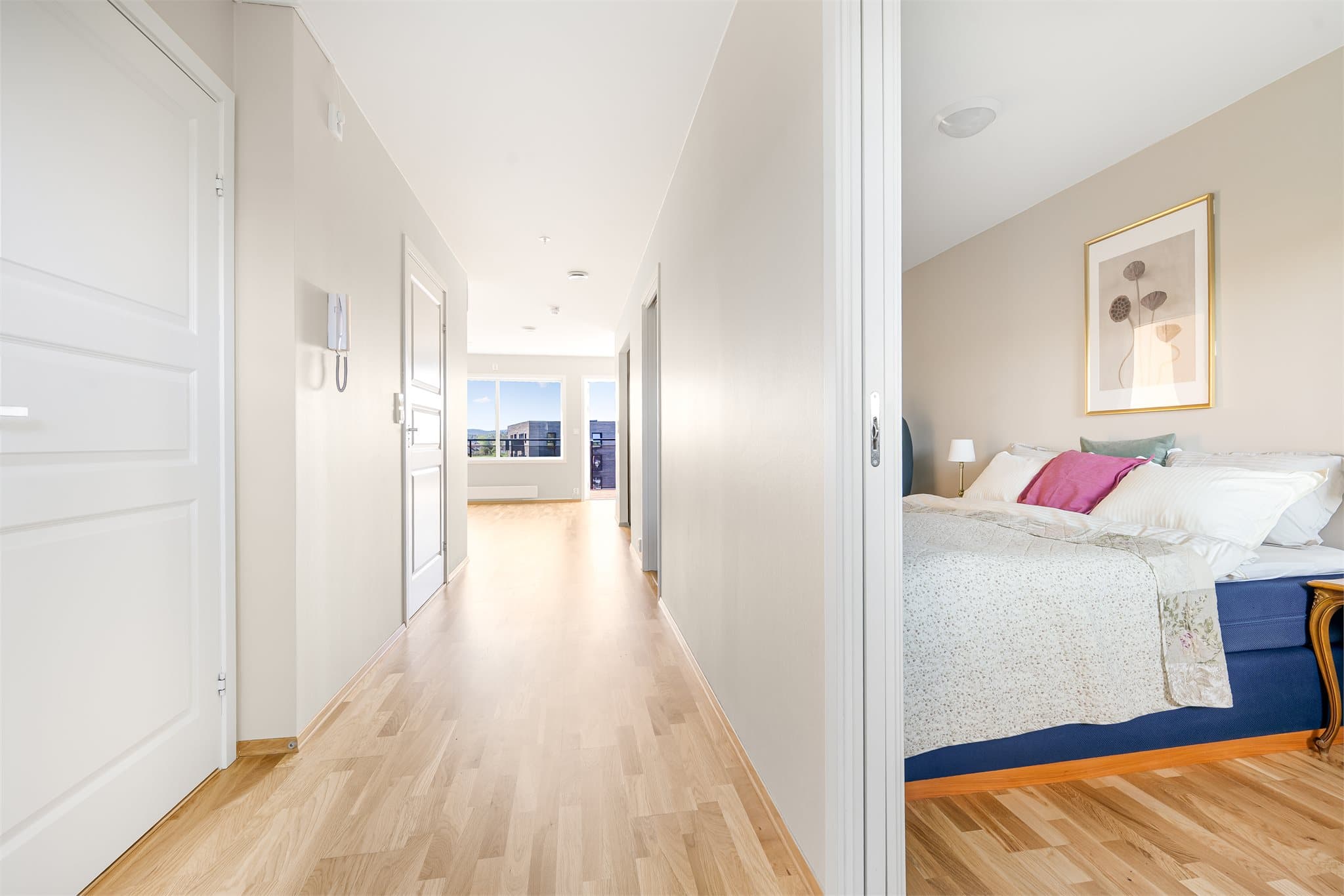 Soverommet har en praktisk og plassbesparende løsning med adkomst til sengen fra begge sider via skyvedører, noe som gir en funksjonell og luftig romfølelse.