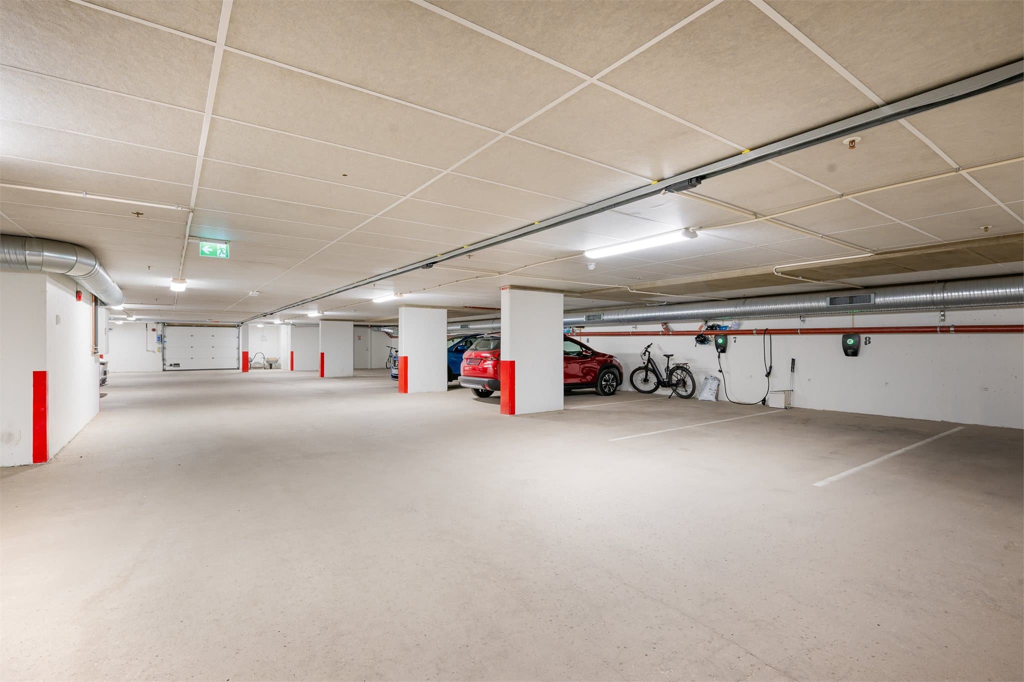 Egen garasjeplass med lademulighet. Det er i tillegg en egen sportsbod i eget bodrom