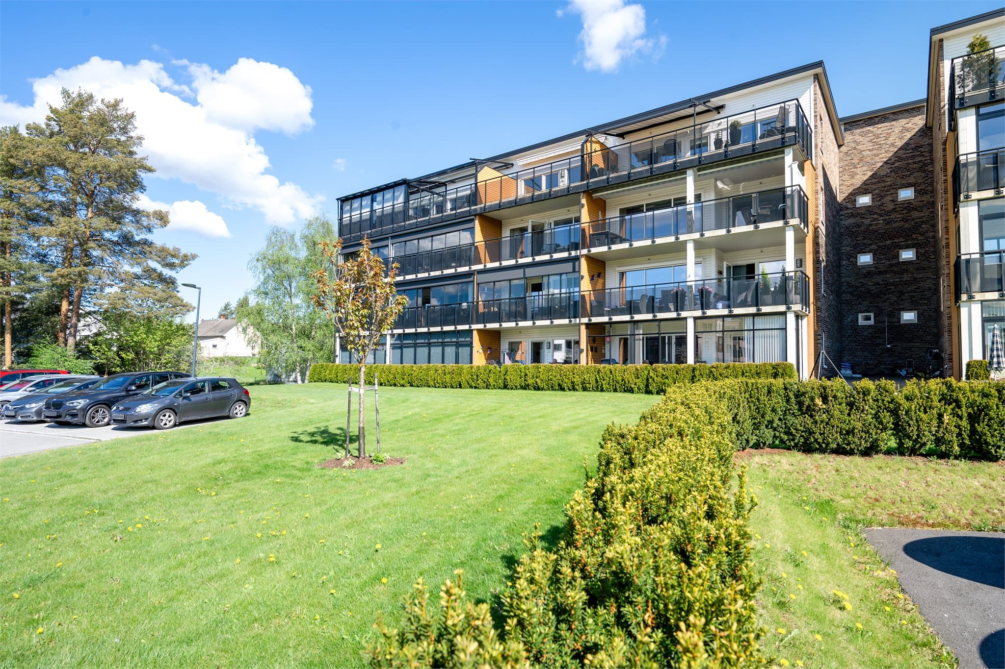 Sameiet Bjørkelangen Park 5 ligger svært attraktivt og sentrumsnært til på Bjørkelangen, med kort gangavstand til et bredt utvalg av servicetilbud, butikker, caféer, restauranter og offentlig kommunikasjon.