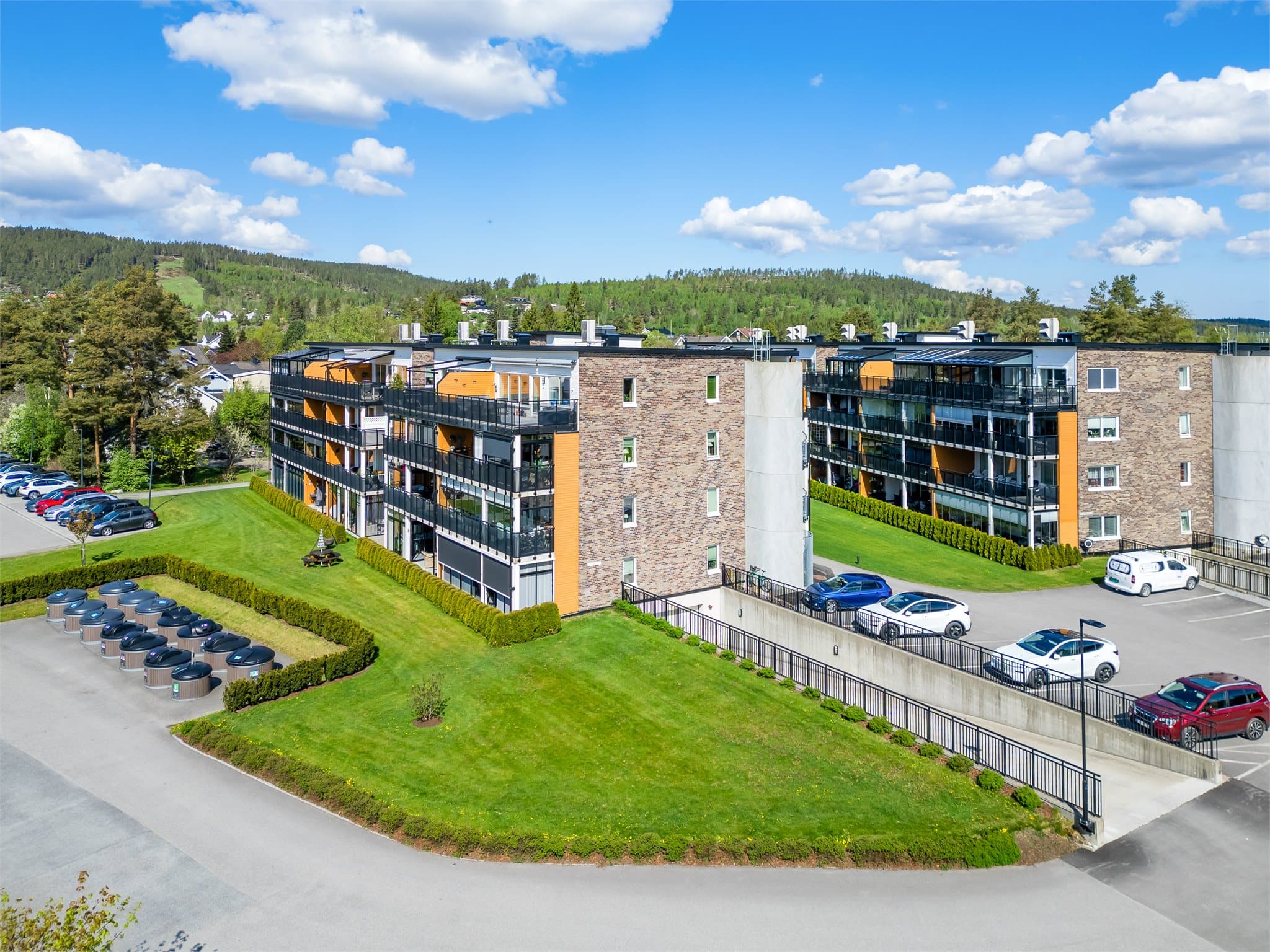 Området byr på en fin kombinasjon av sentral beliggenhet og rolige omgivelser, med grønne nærområder, hyggelige gangveier og gode rekreasjonsmuligheter like i nærheten.