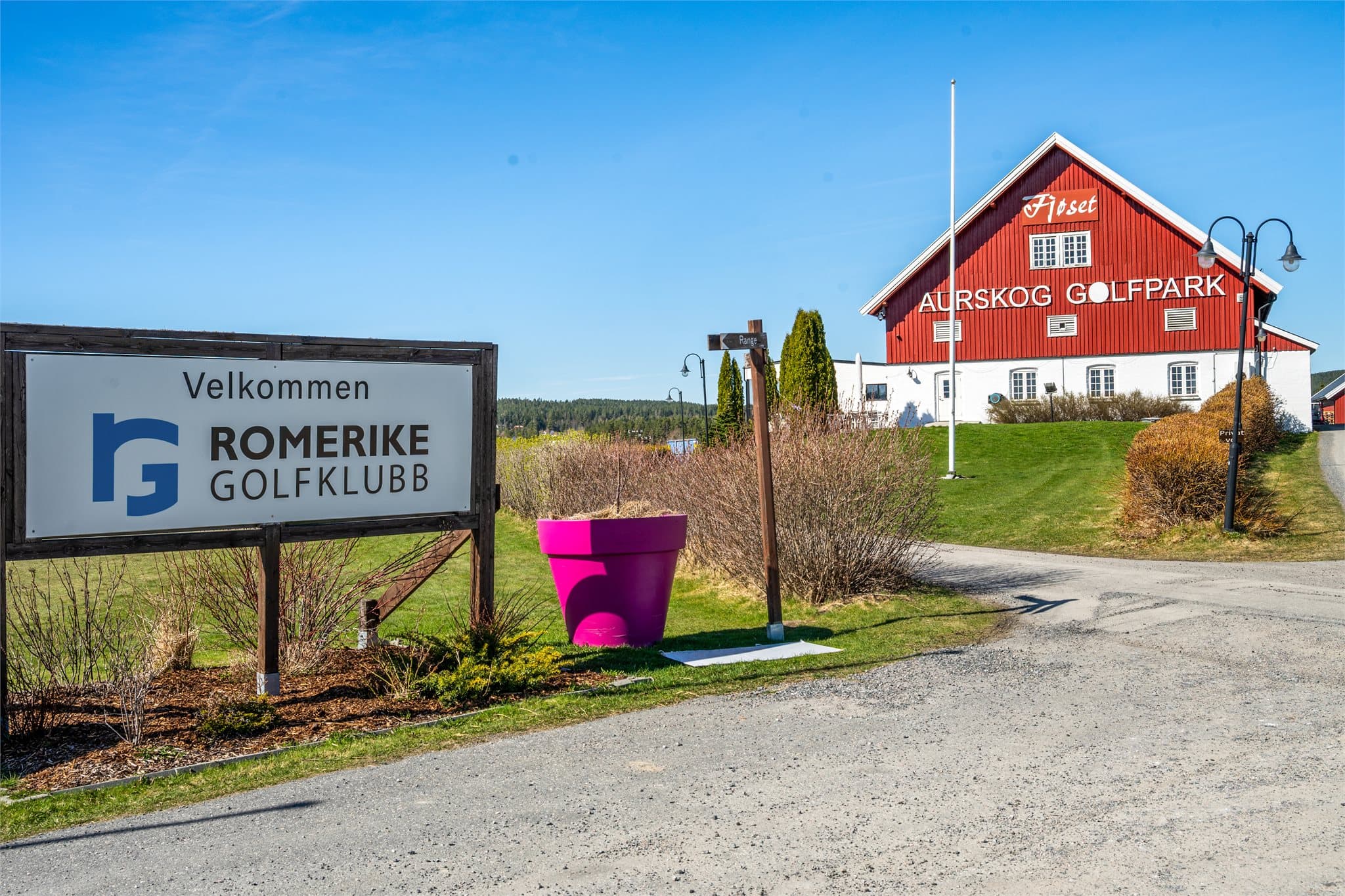 Grønne fairwayer og naturskjønne omgivelser - Kort kjørevei fra boligen finner du flotte golfmuligheter ved Romerike Golfklubb og Aurskog Golfpark. Her kan du nyte velholdte baner omgitt av vakker natur, enten du er en erfaren golfspiller eller nybegynner