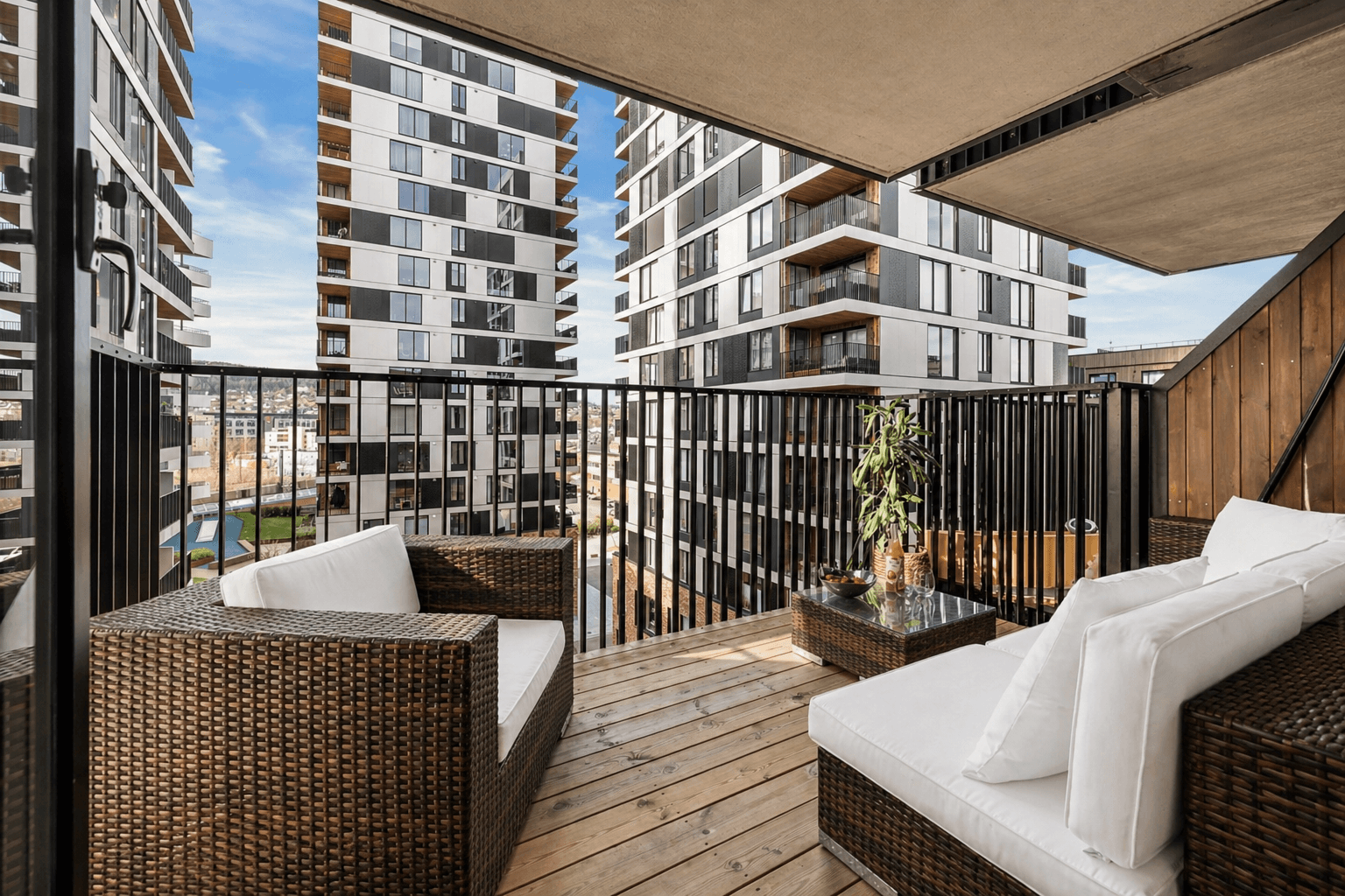 Her er der plass til sittegruppe og god plass til avslapning i skjermede omgivelser.