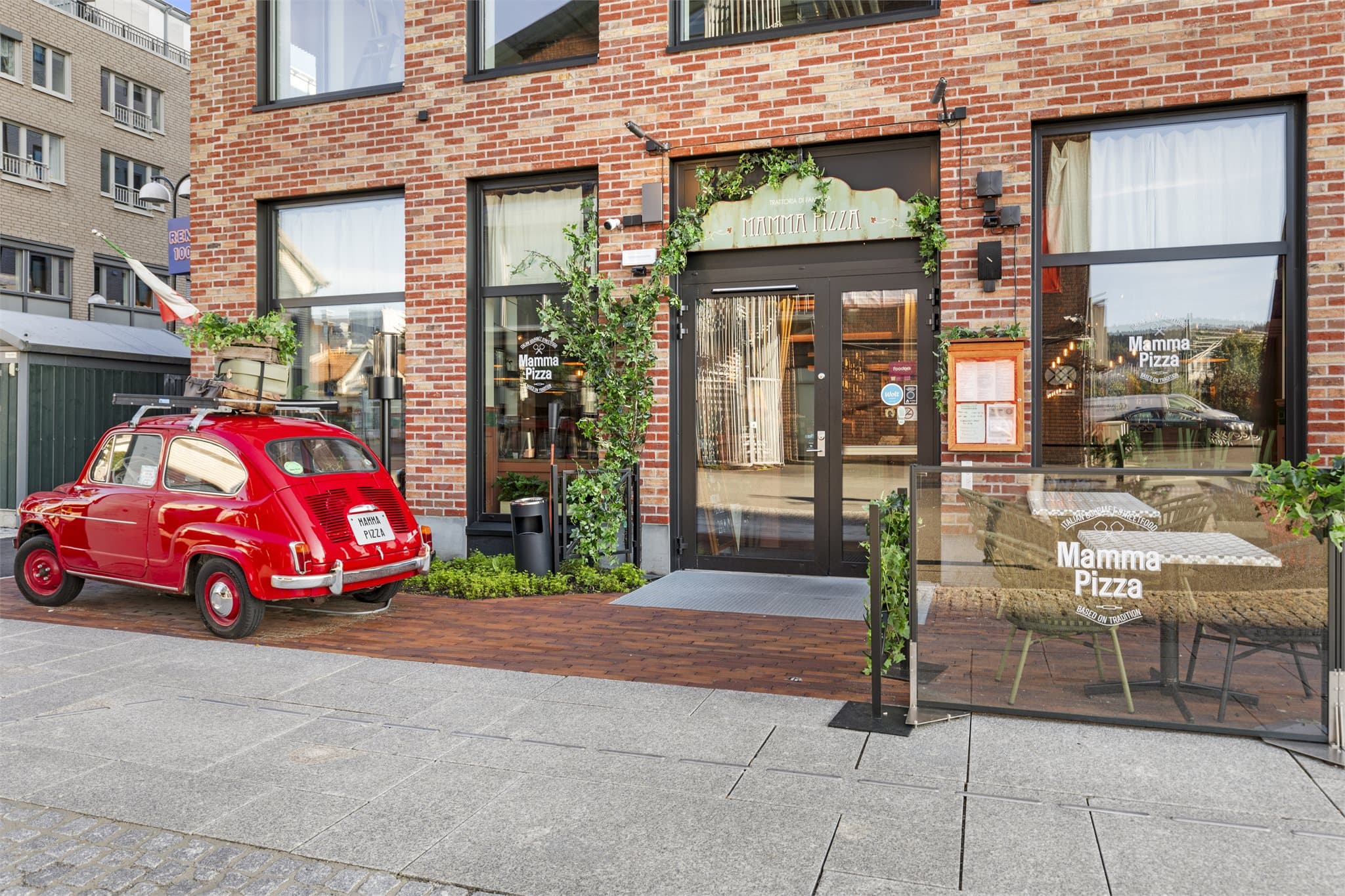 Nyt en pizza på populære Mama Pizza, som ligger kun et steinkast unna boligen.