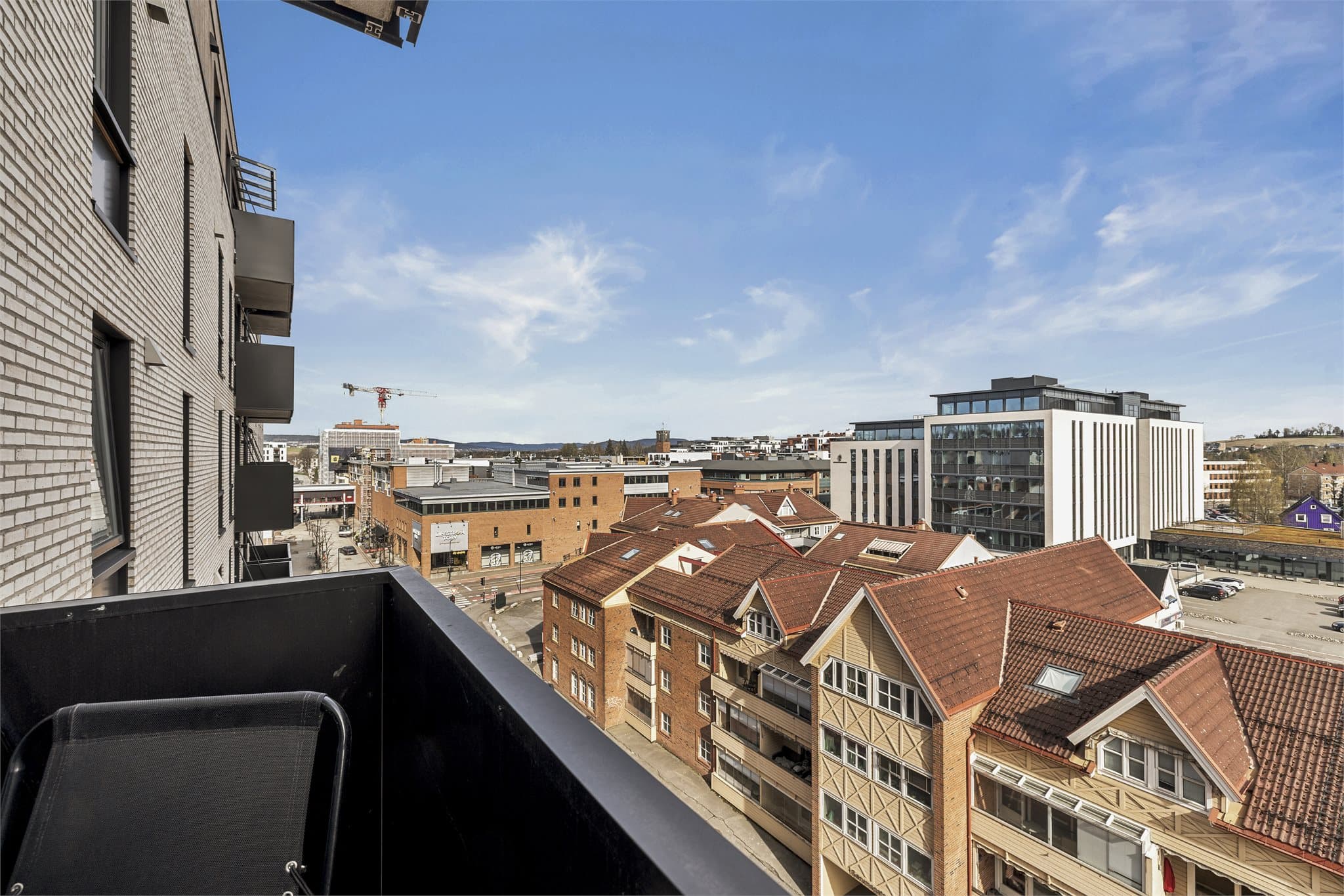 Flott utsikt fra balkongen med gode solforhold og urbane omgivelser.
