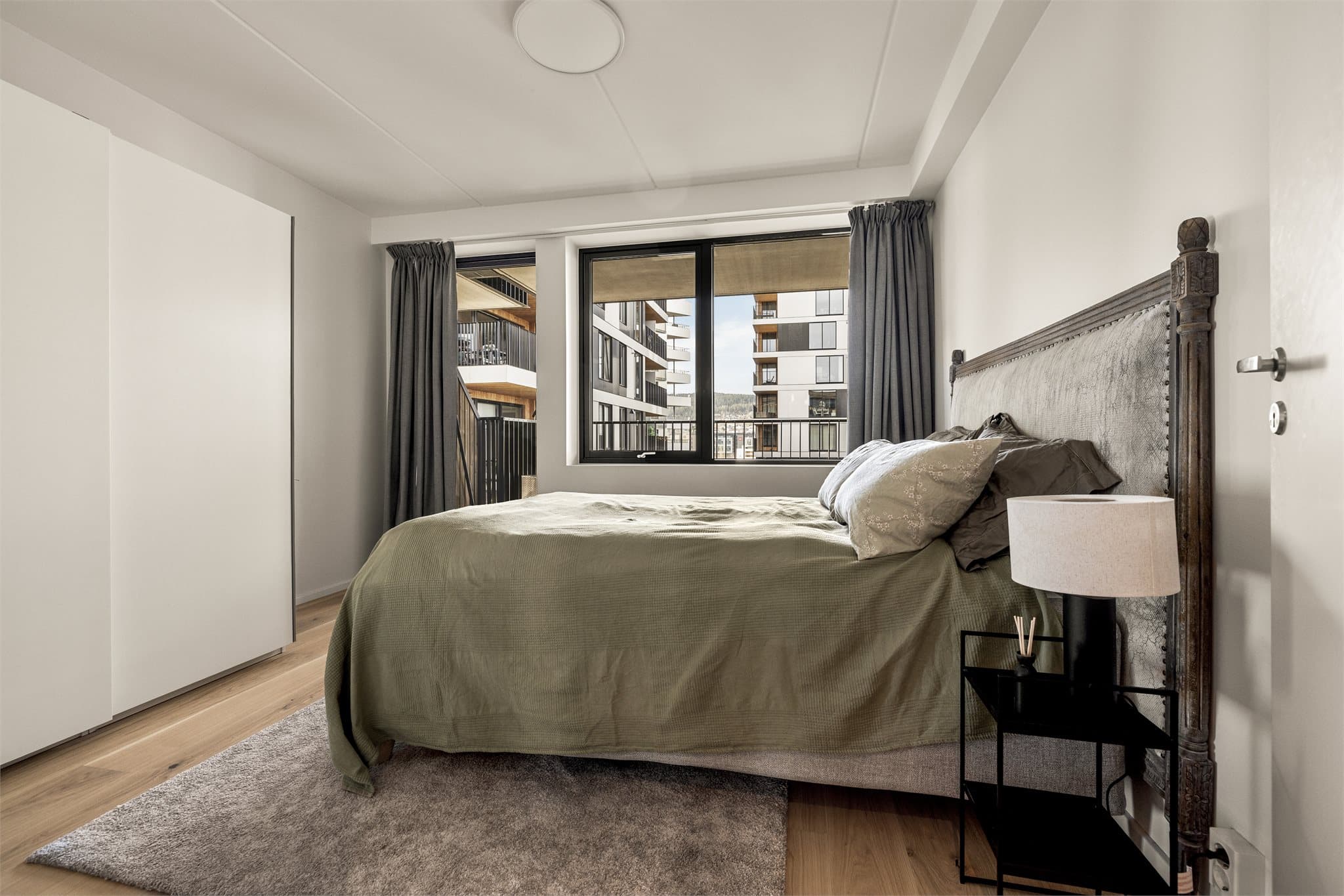 Fra soverommet er det utgang til balkongen mot fellesområdet.