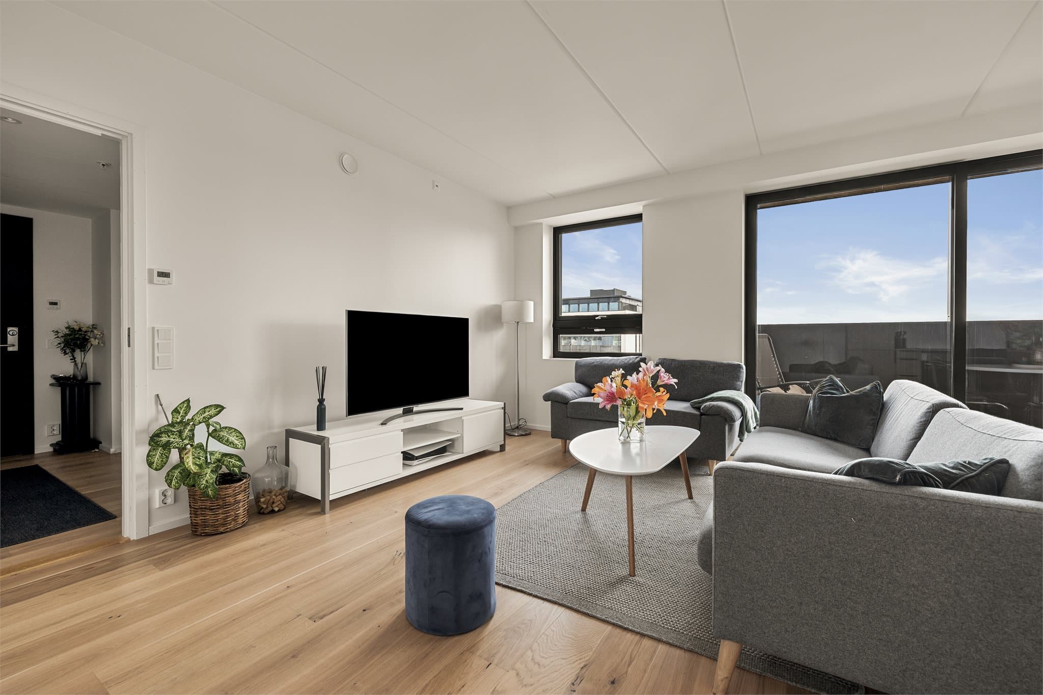 Romslig stue med gode møbleringsmuligheter og fin kontakt mellom sittegruppe og kjøkken.