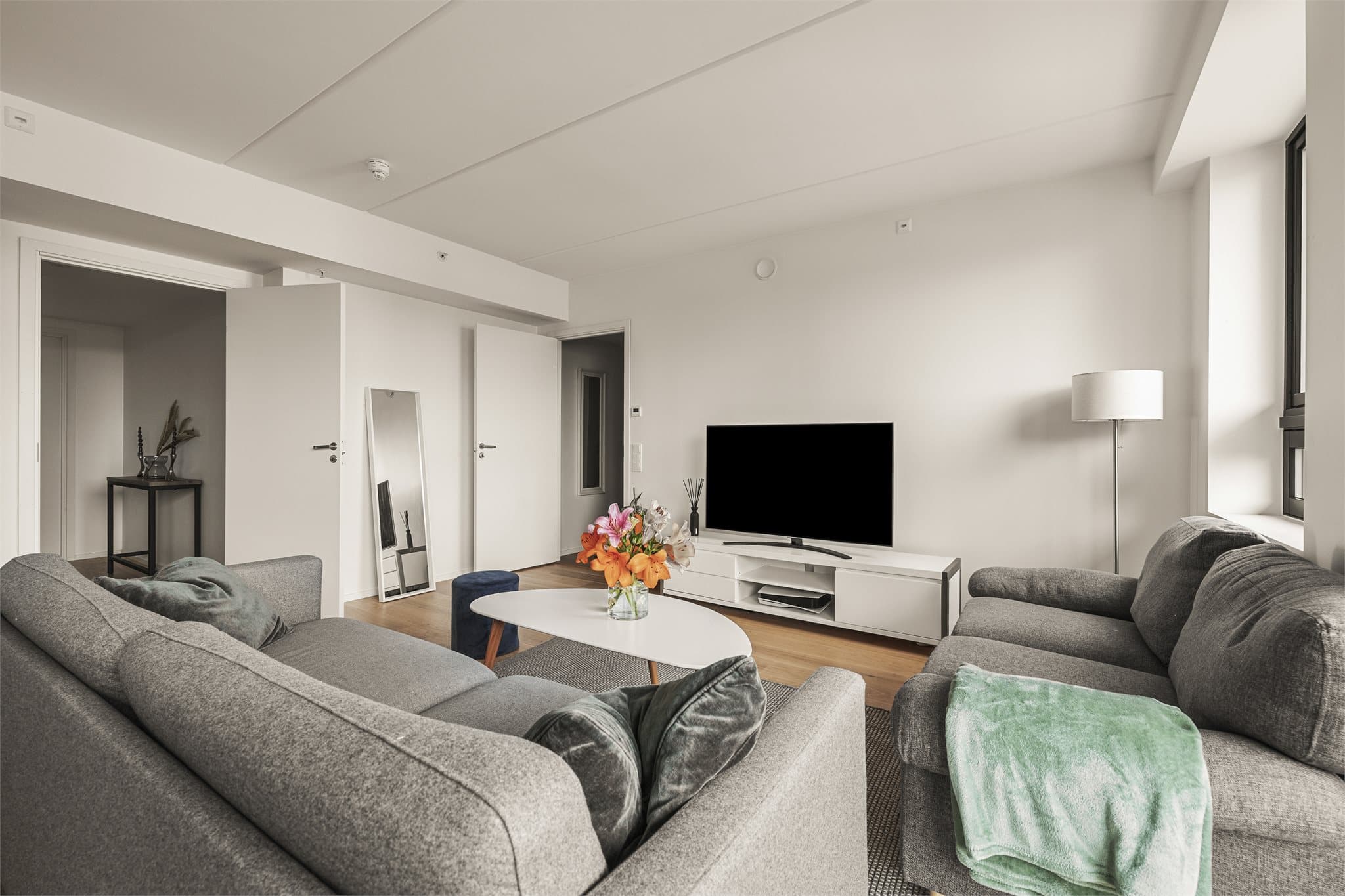 Innbydende stue med god plass til sofagruppe og TV-løsning.