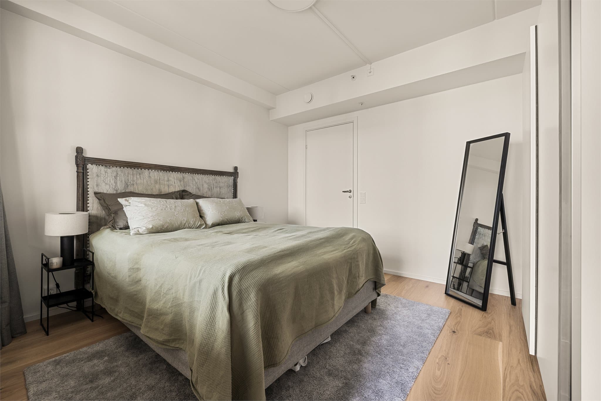 Hovedsoverom med plass til dobbeltseng, nattbord og tilhørende møblement.