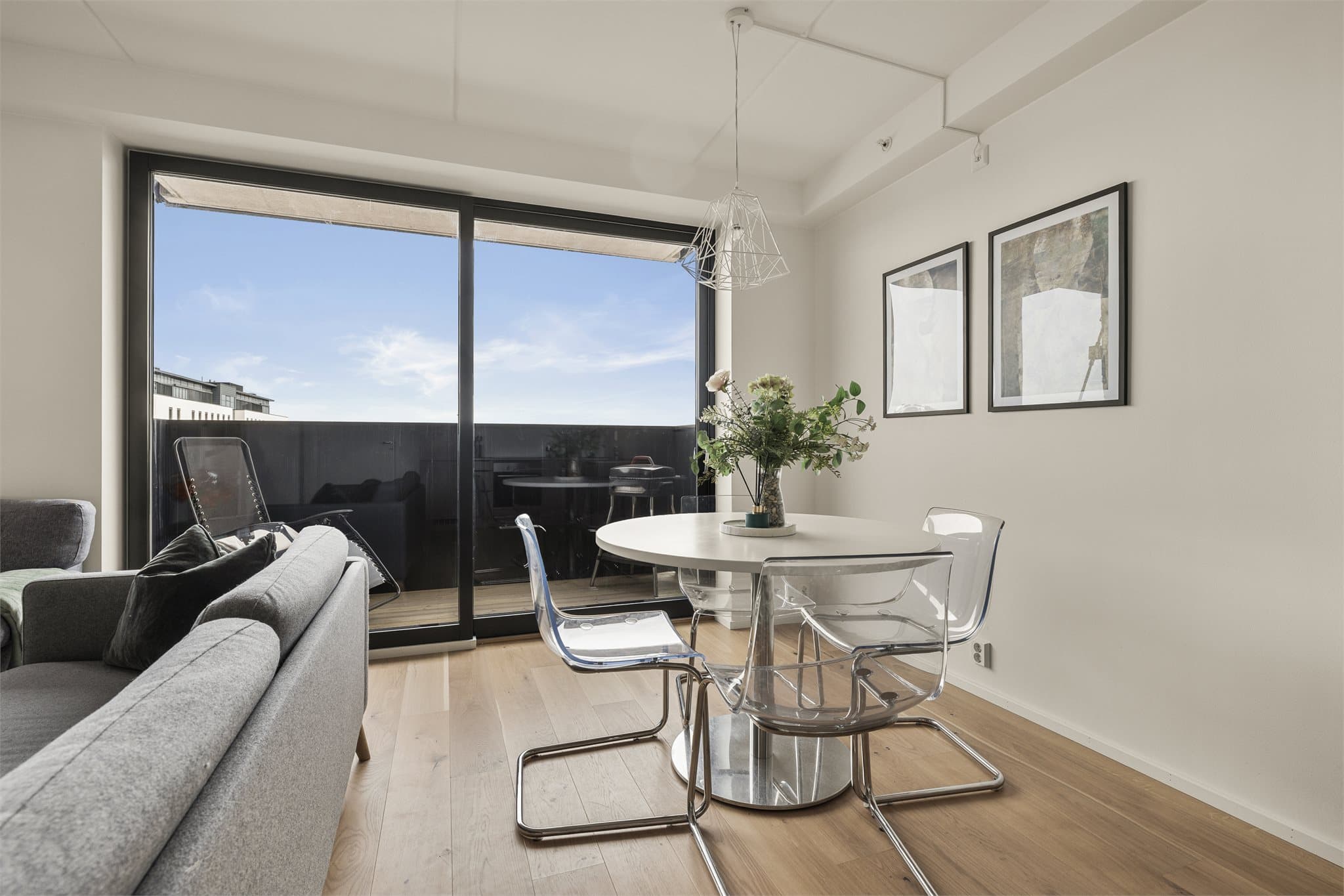 Fra stuen er det utgang til en av balkongene.