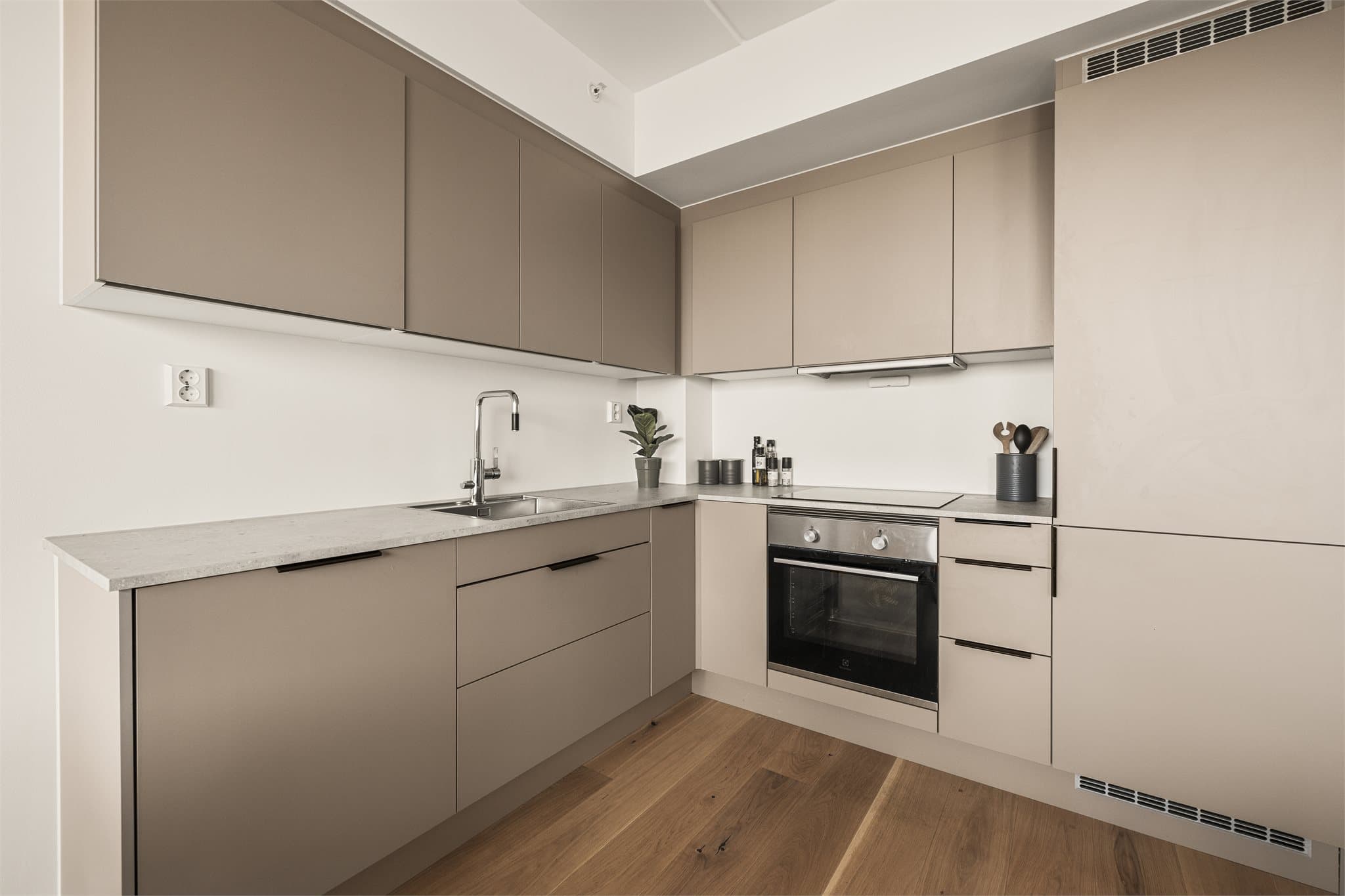 Kjøkkenet har integrert stekeovn, platetopp, oppvaskmaskin samt kjøleskap med fryser