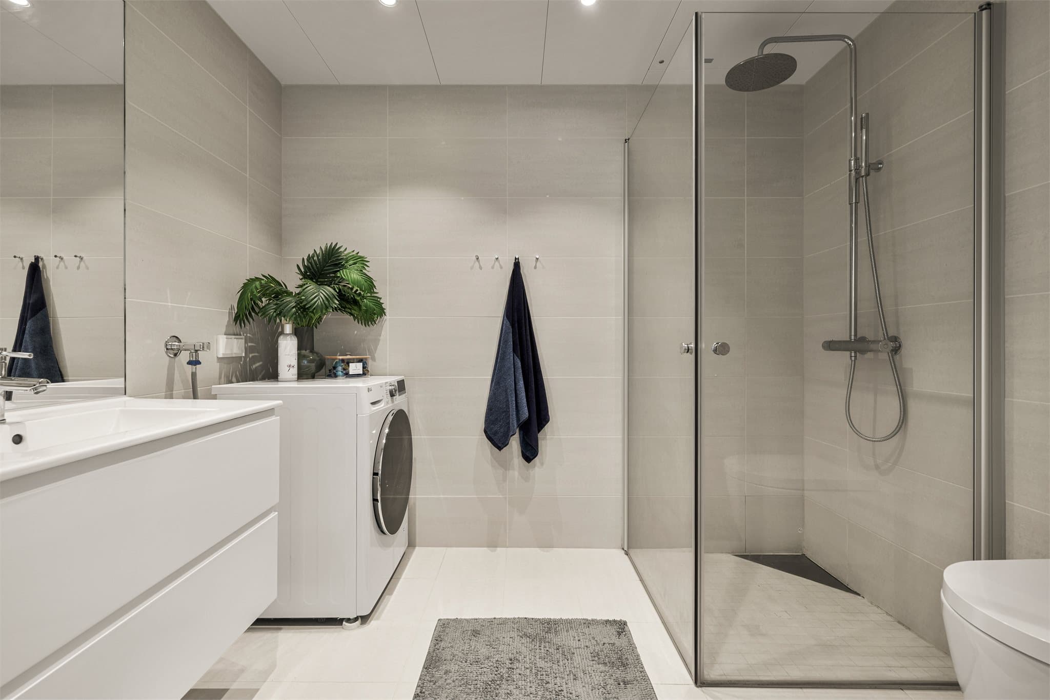 Delikat bad med moderne overflater, dusjløsning og stilren innredning.