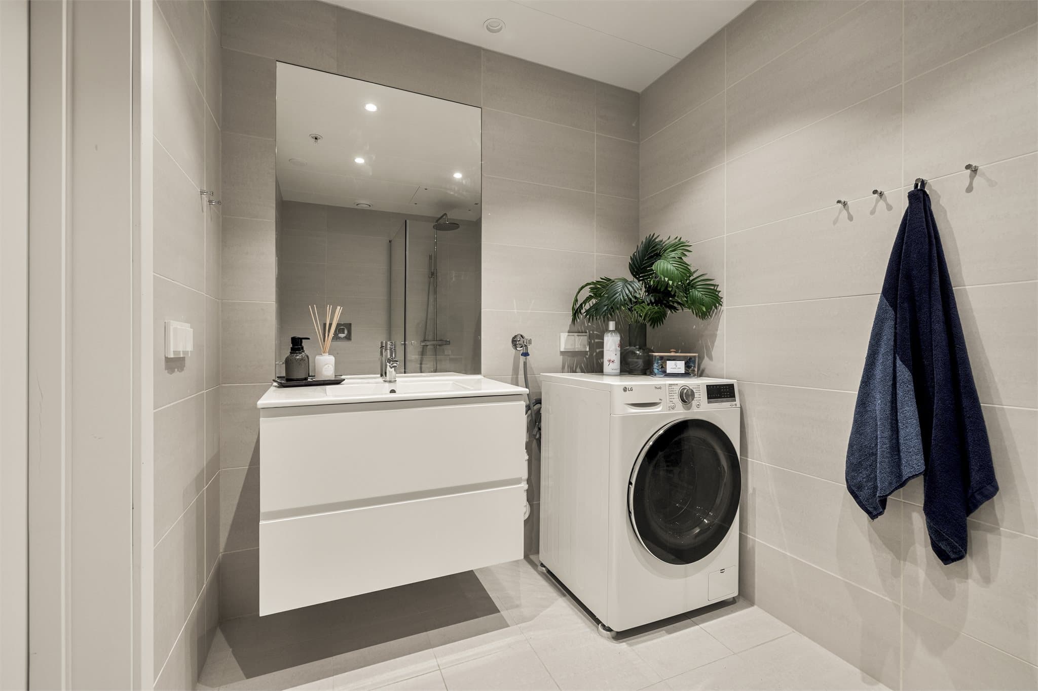 Det er opplegg for vaskemaskin på badet.