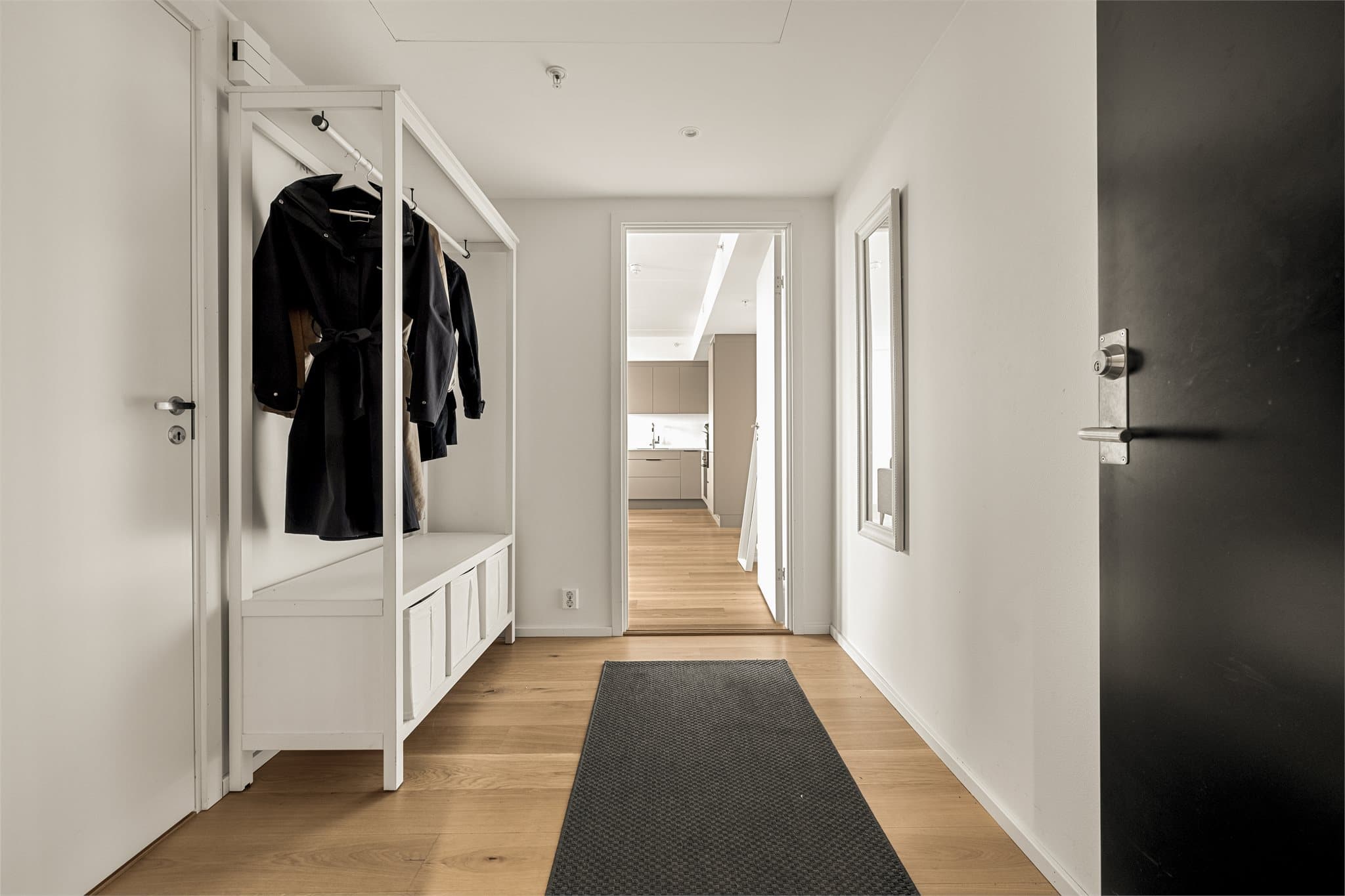 Romslig entre med god plass til å henge fra seg yttertøy og sette fra seg sko.