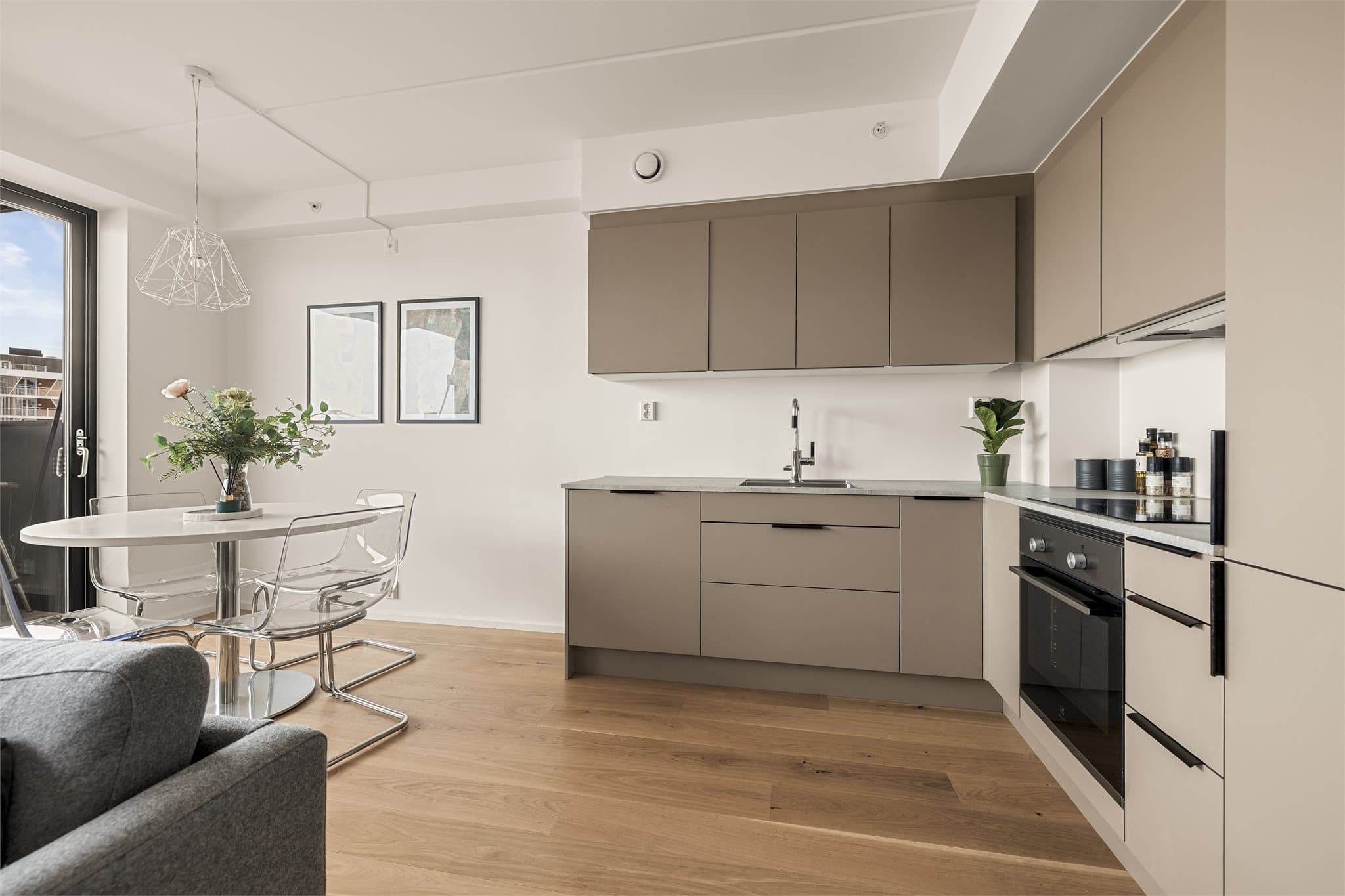 God plass til spisebordgruppe ved kjøkkenet.