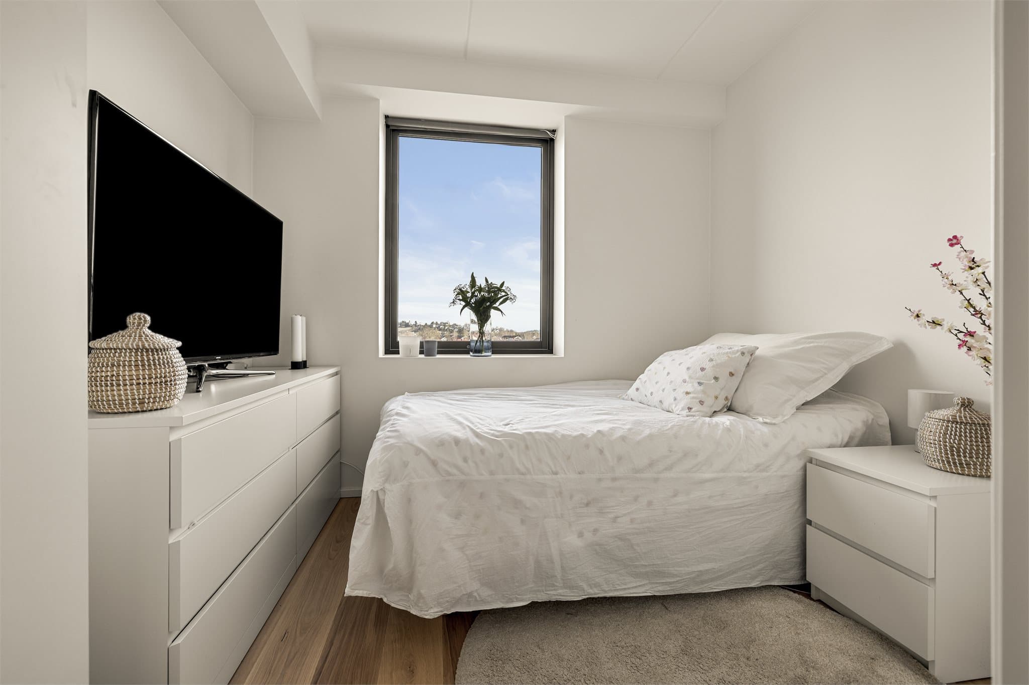 Soverom 2 med plass til seng og gode muligheter for oppbevaring.