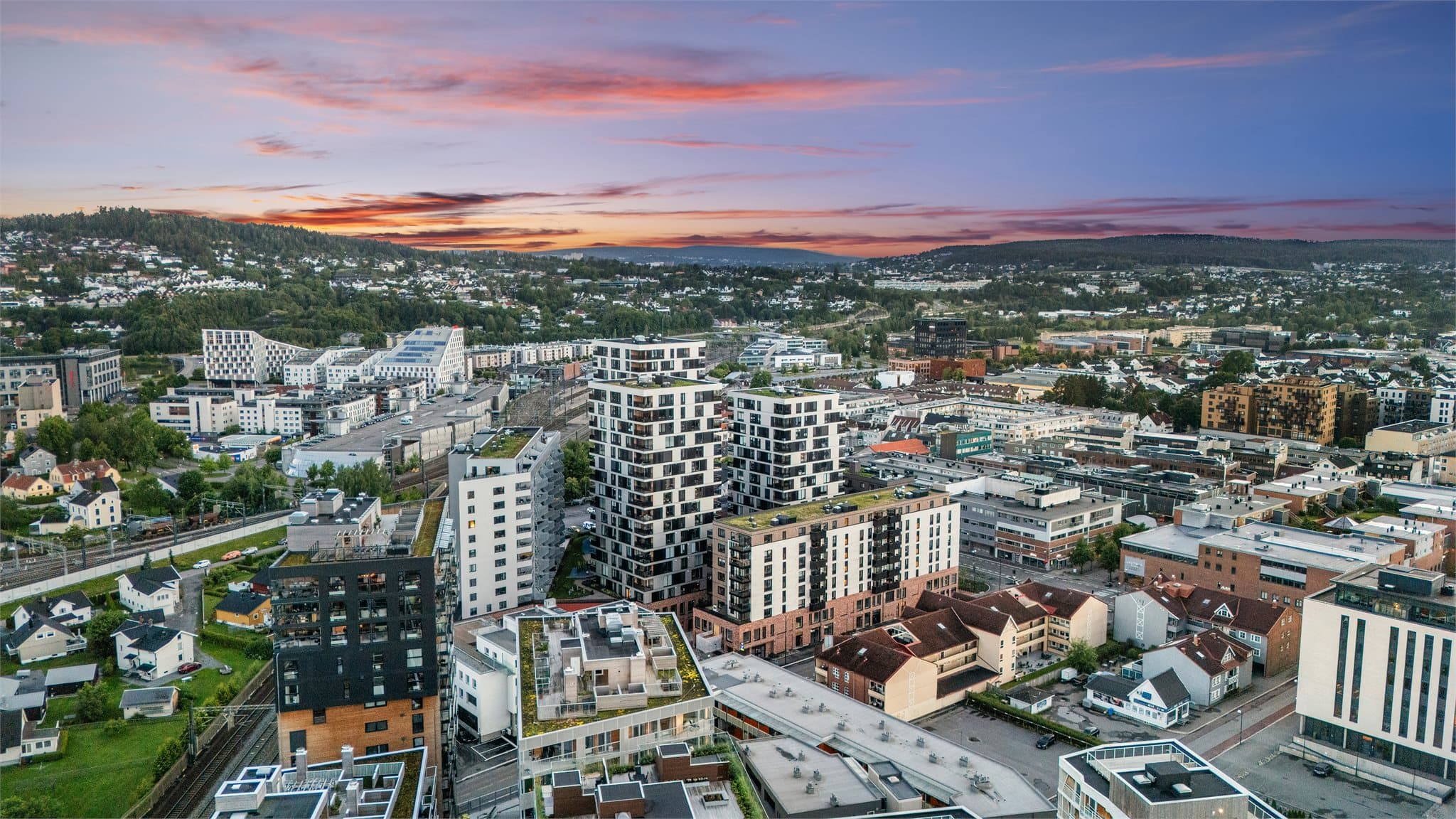 Dronebilde av nærområdet med god oversikt over beliggenheten.