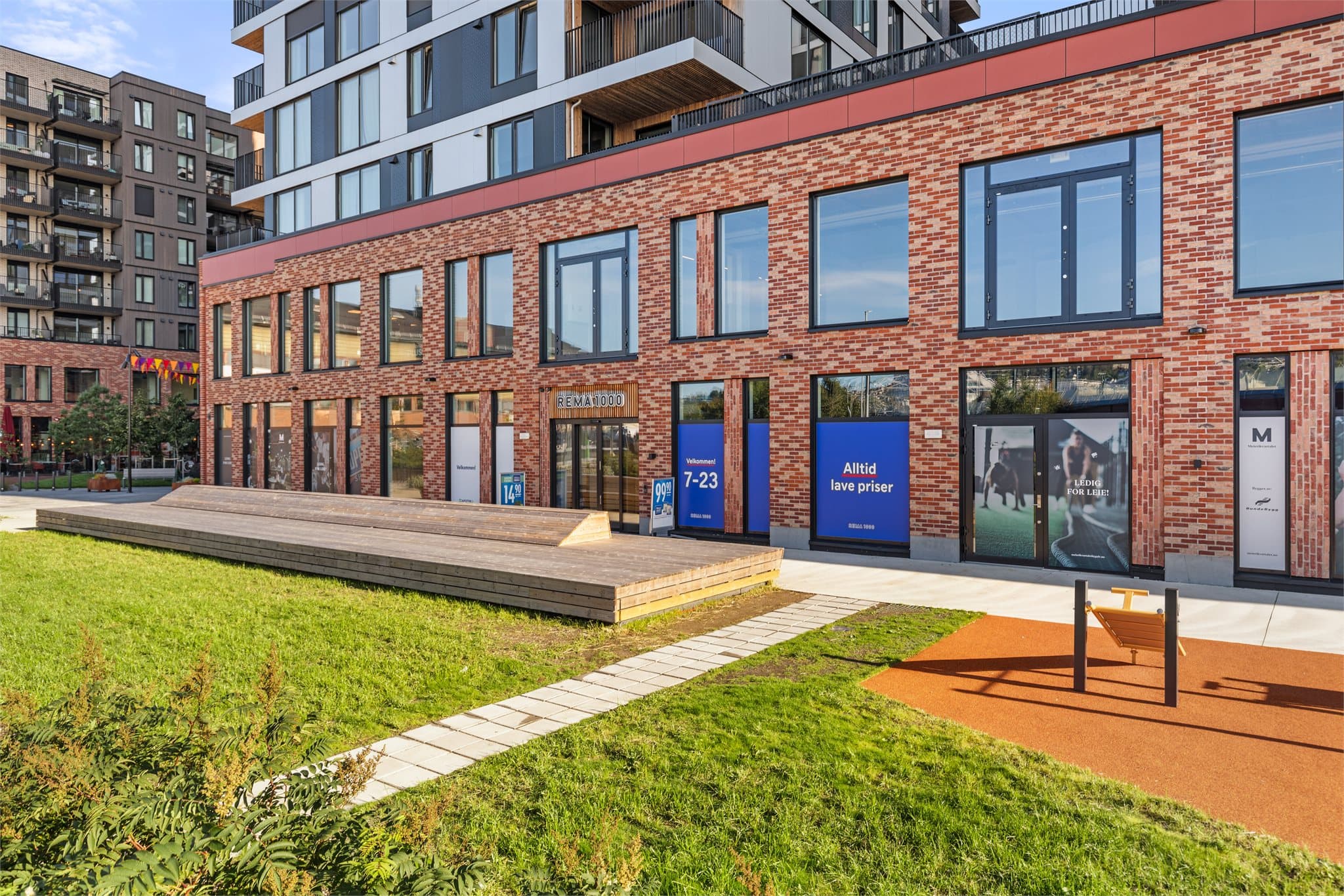 Hverdagshandelen gjøres enkelt på Rema 1000, som ligger like i nærheten.